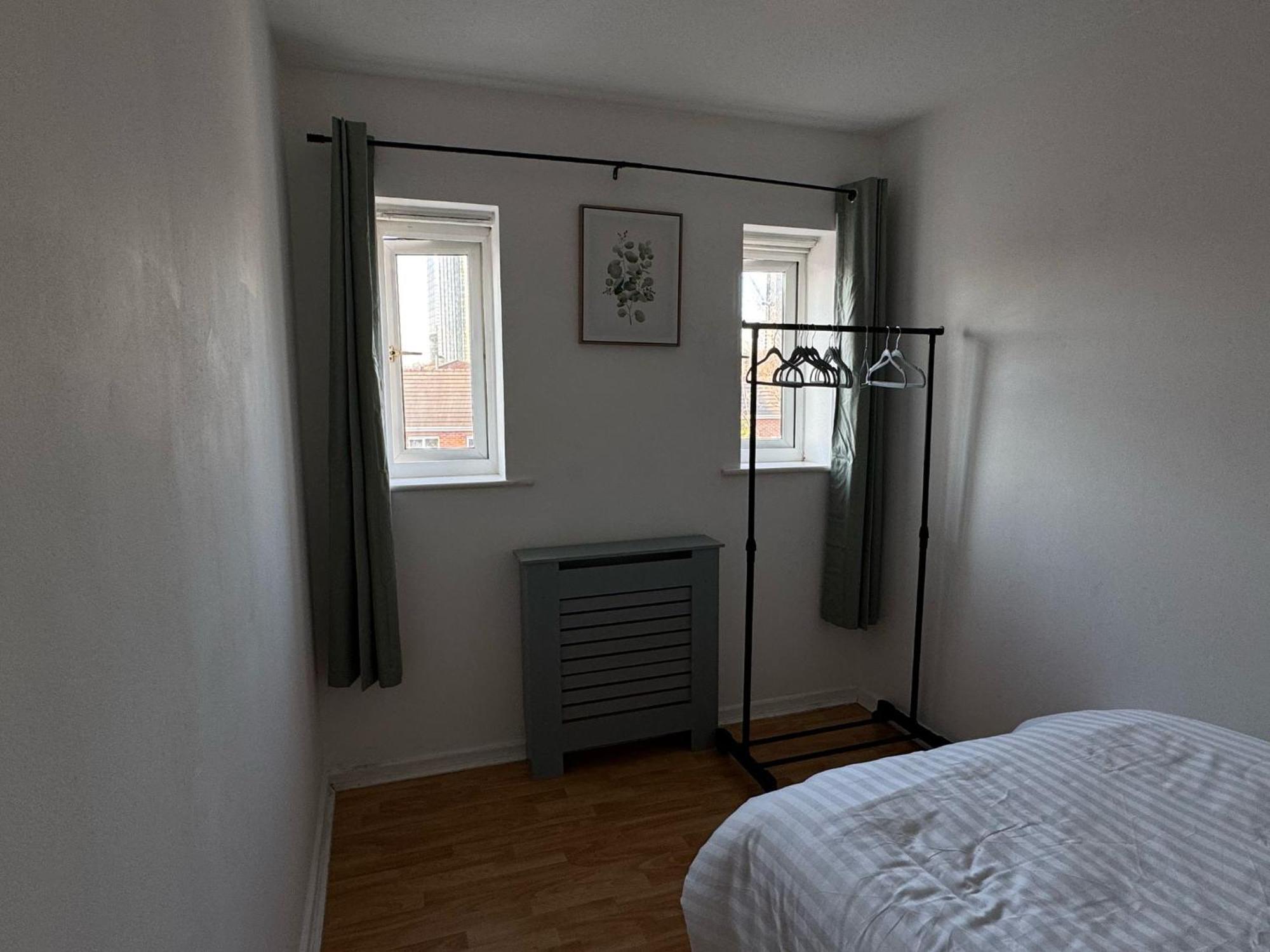 Stylish 3 Bed Flat Near Centre With Parking Apartment Manchester