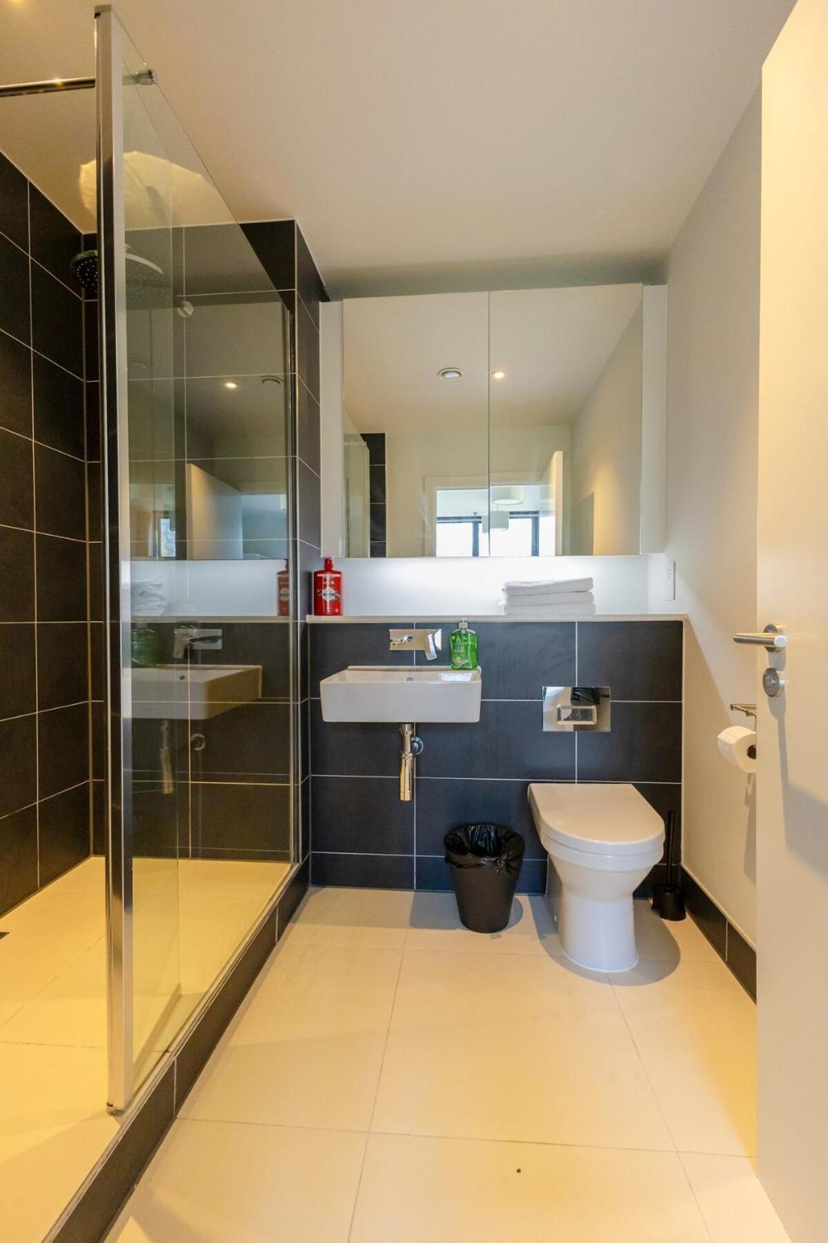 Park View 3 Bed Ensuite Only 5 Min Walk To Arndale Apartment *
