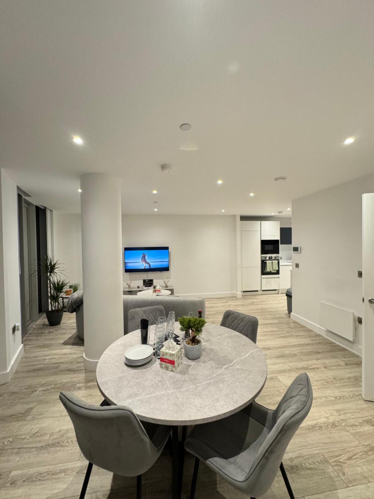 3 Bedroom Penthouse In The City Centre Deansgate New Build High Floor Apartment *