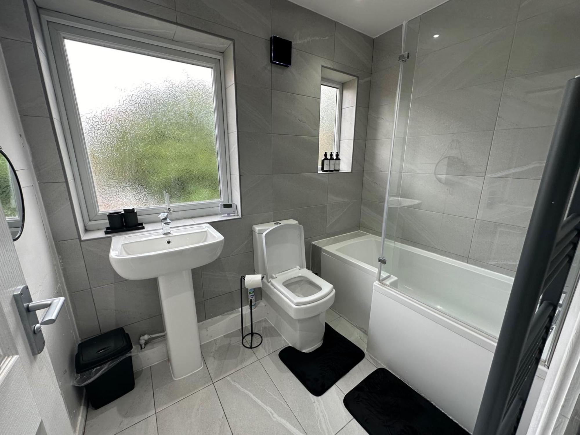 Holiday home Airport House - Long Near Hospital!