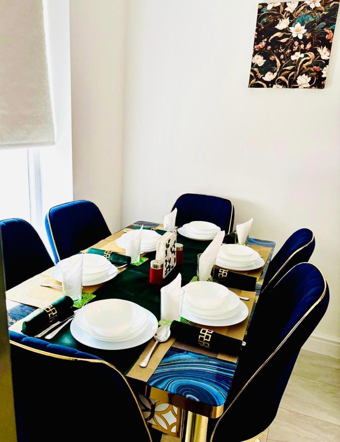 Modern 3 Bedroom Flat Near & Hulme Park Apartment