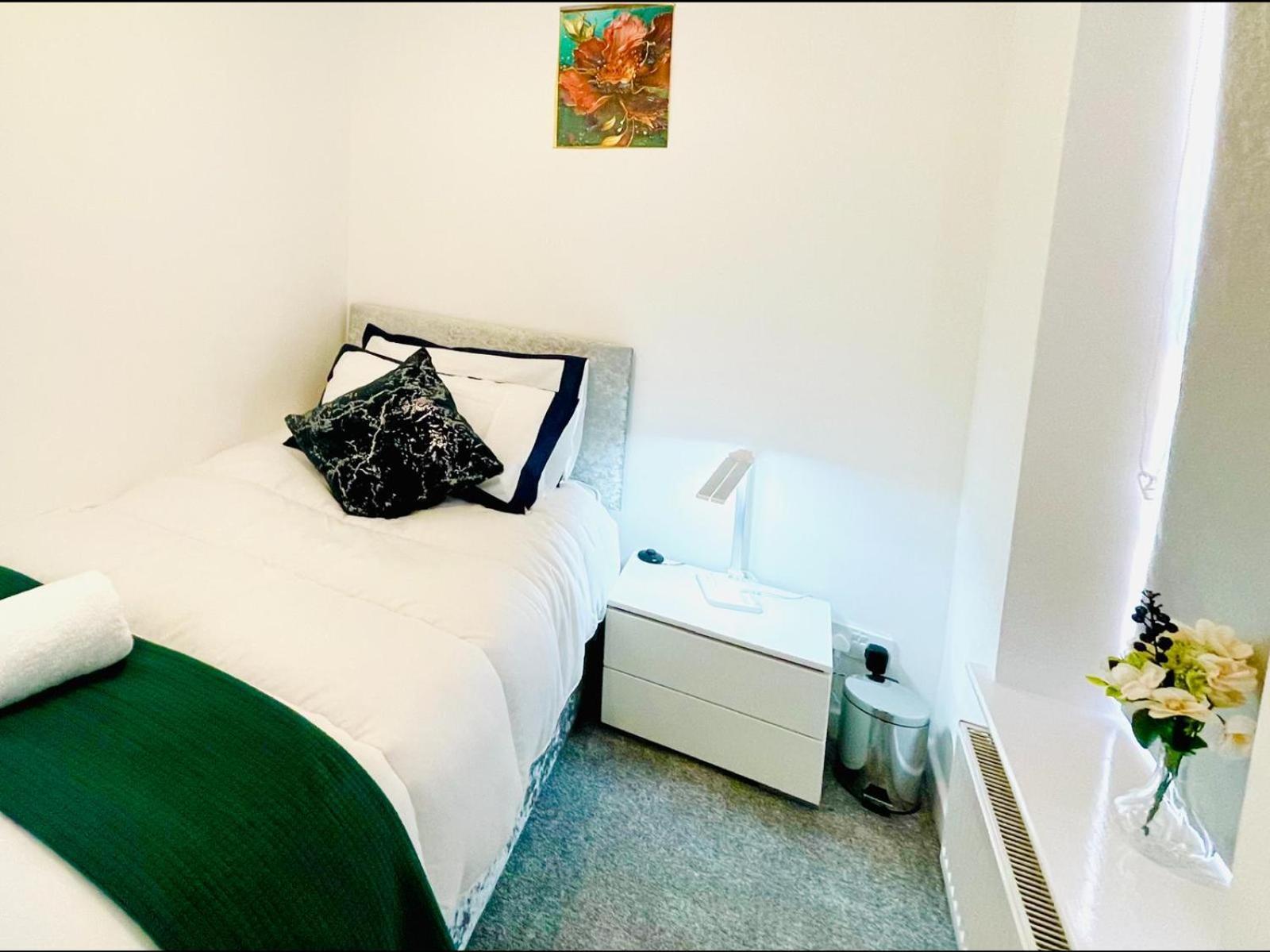 Modern 3 Bedroom Flat Near & Hulme Park Apartment *