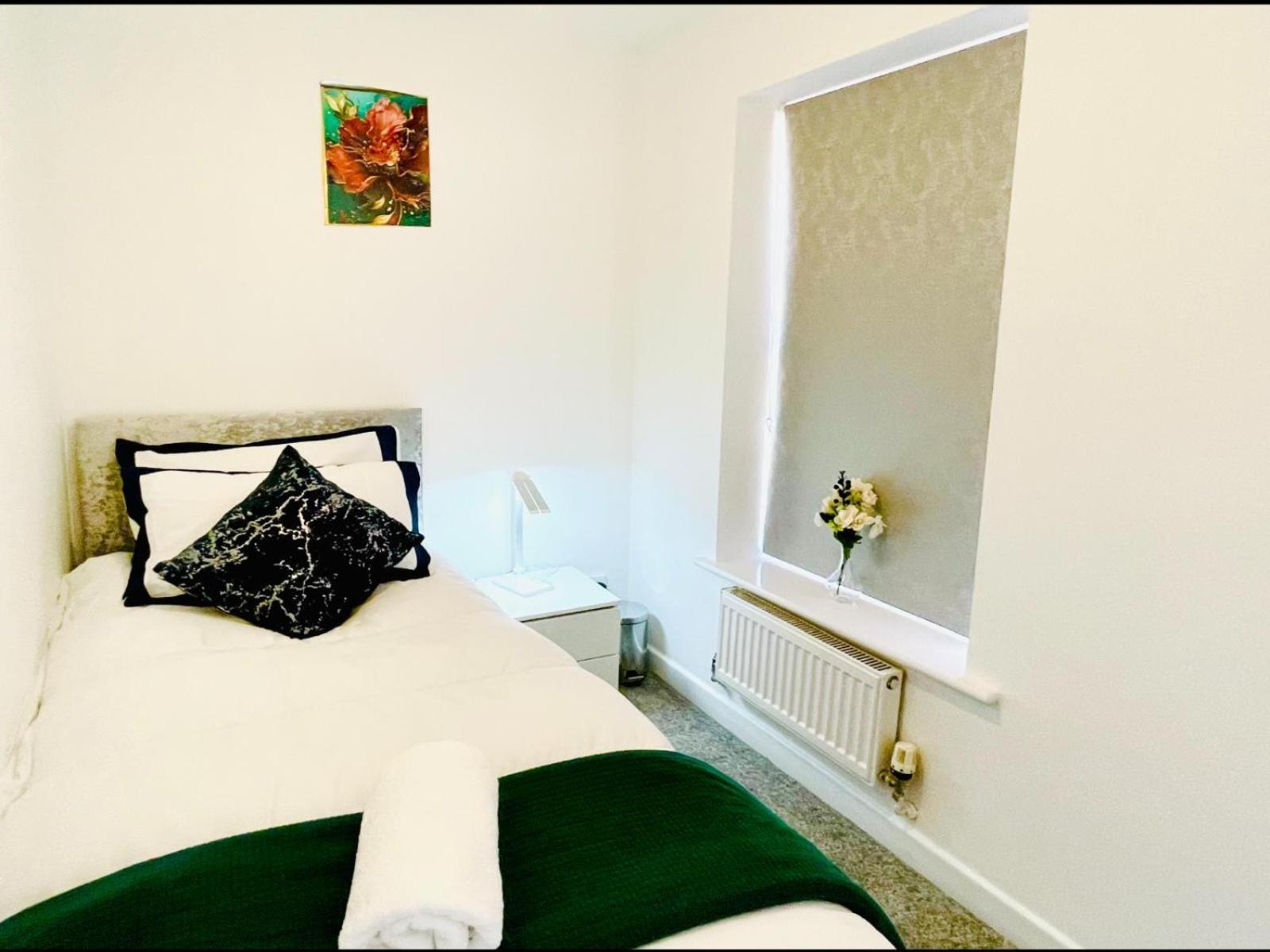 Modern 3 Bedroom Flat Near & Hulme Park Apartment