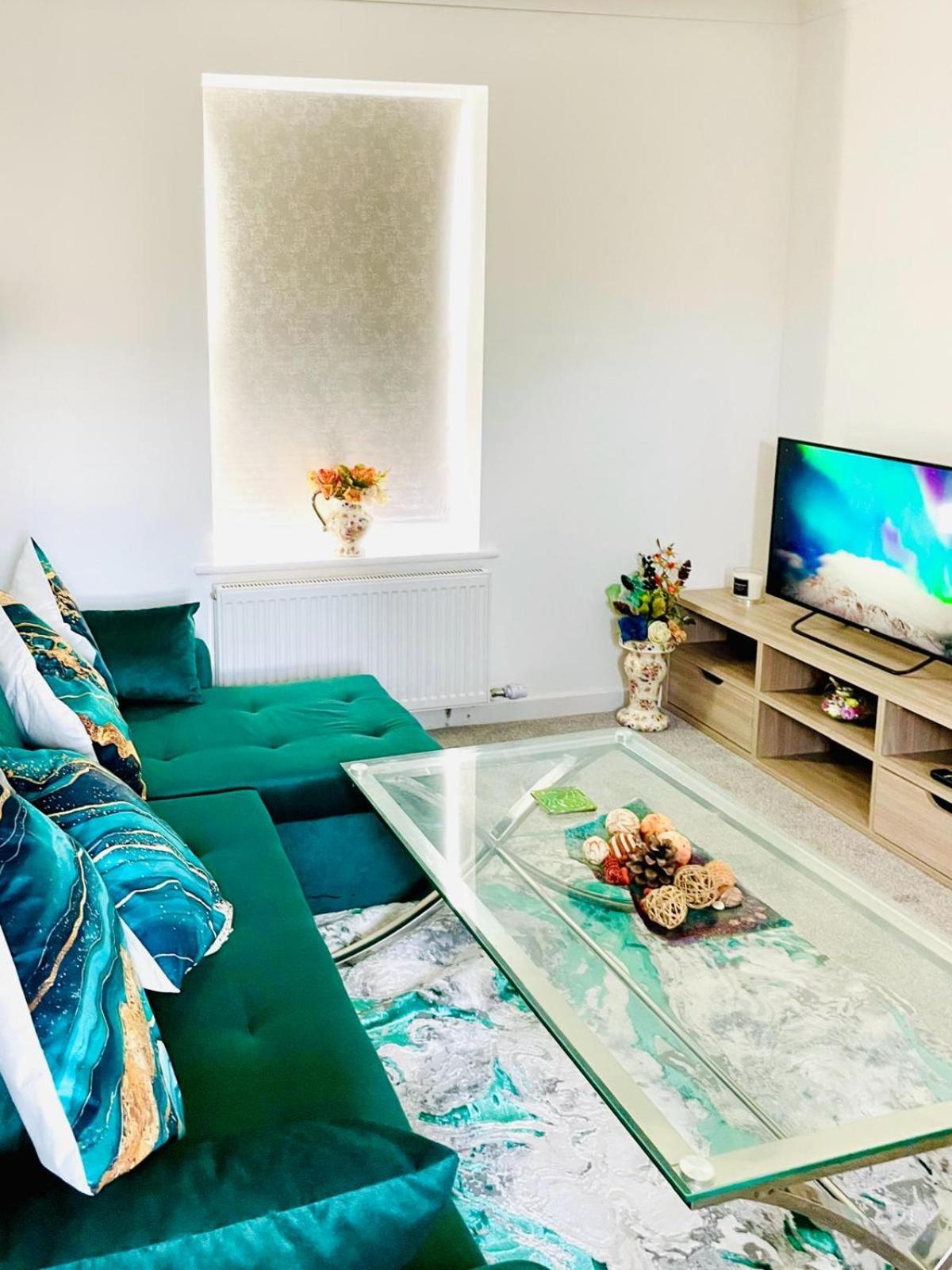 Apartment Modern 3 Bedroom Flat Near & Hulme Park *