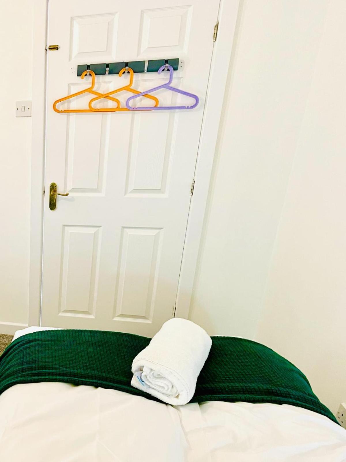 Modern 3 Bedroom Flat Near & Hulme Park Apartment