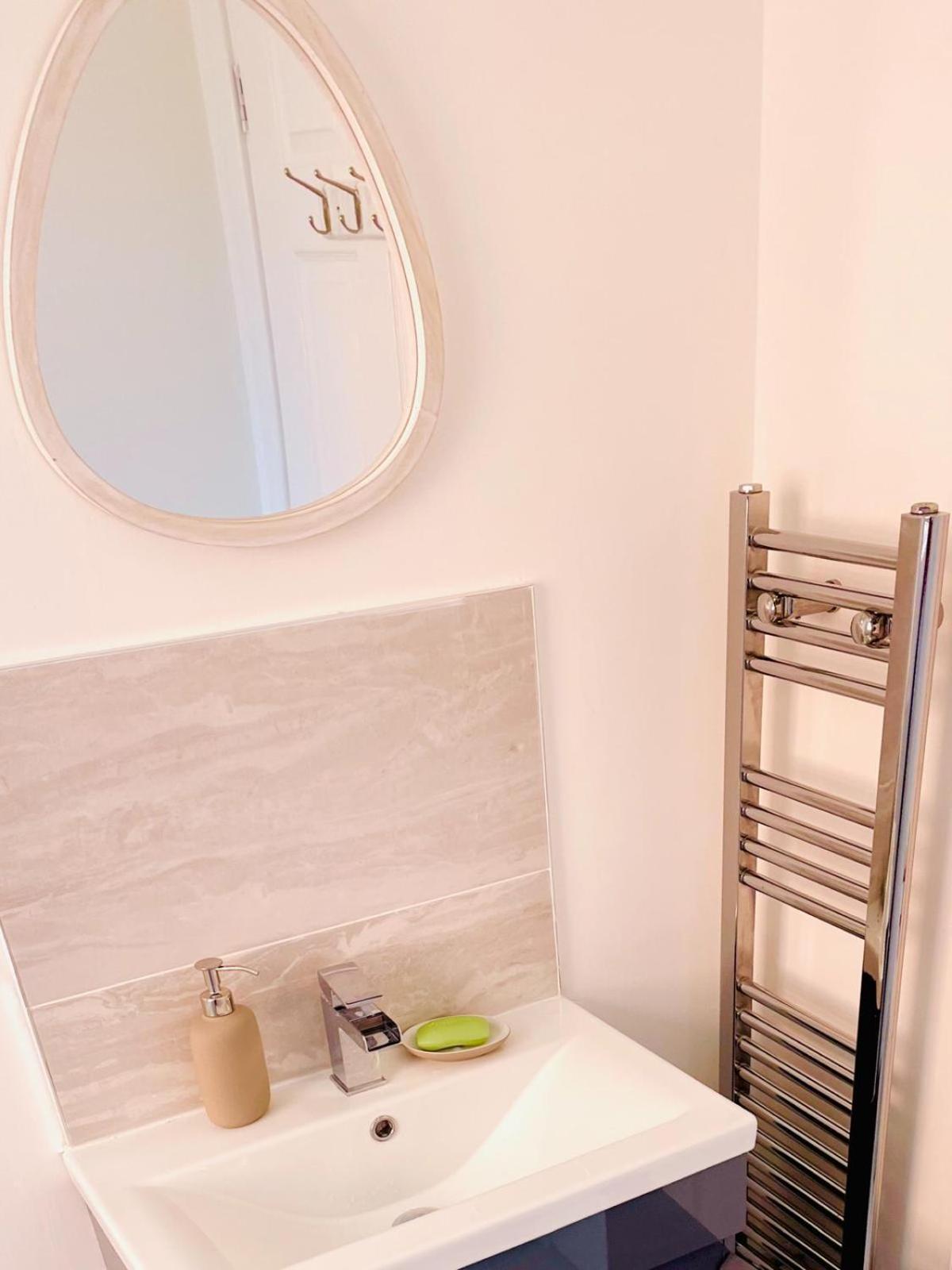 Apartment Modern 3 Bedroom Flat Near & Hulme Park