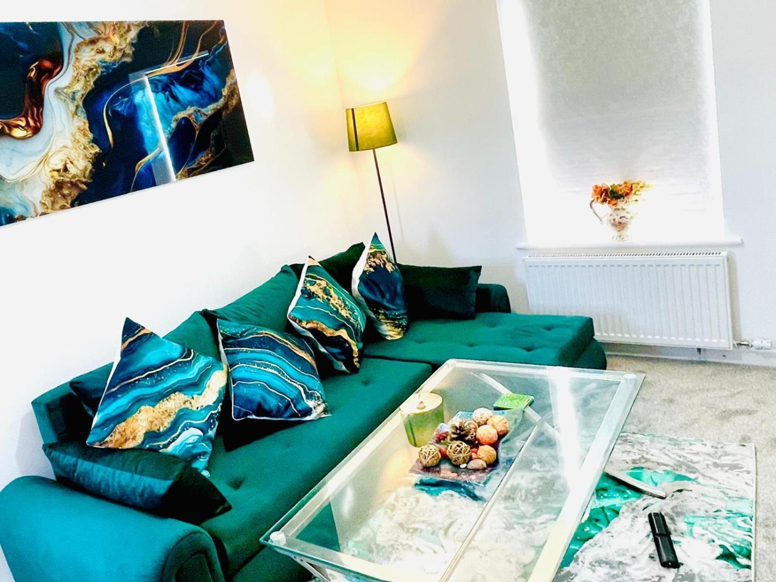 Apartment Modern 3 Bedroom Flat Near & Hulme Park *