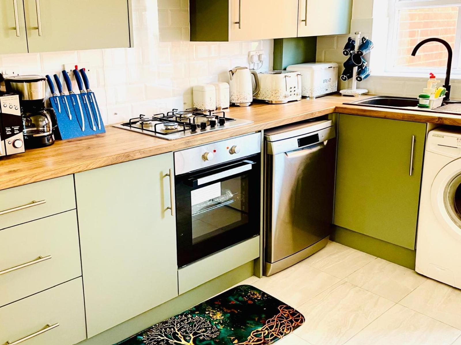 Modern 3 Bedroom Flat Near & Hulme Park *