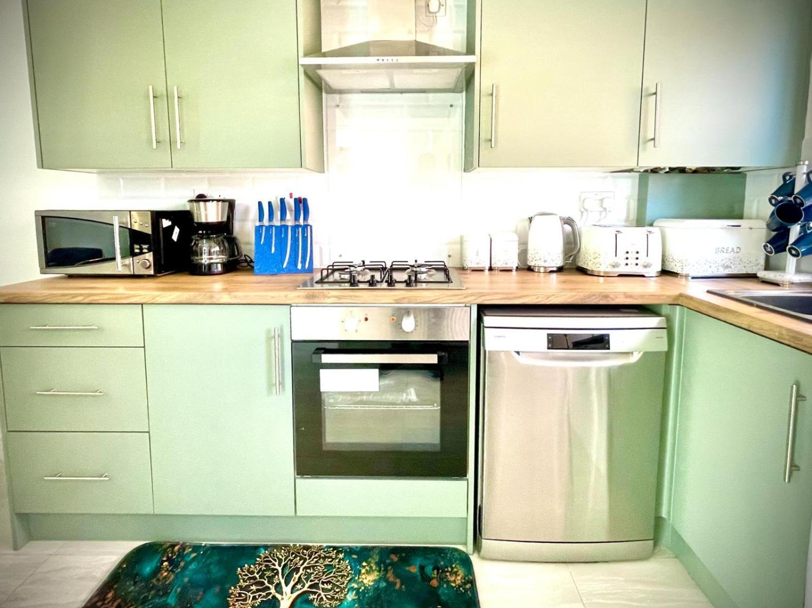 Apartment Modern 3 Bedroom Flat Near & Hulme Park