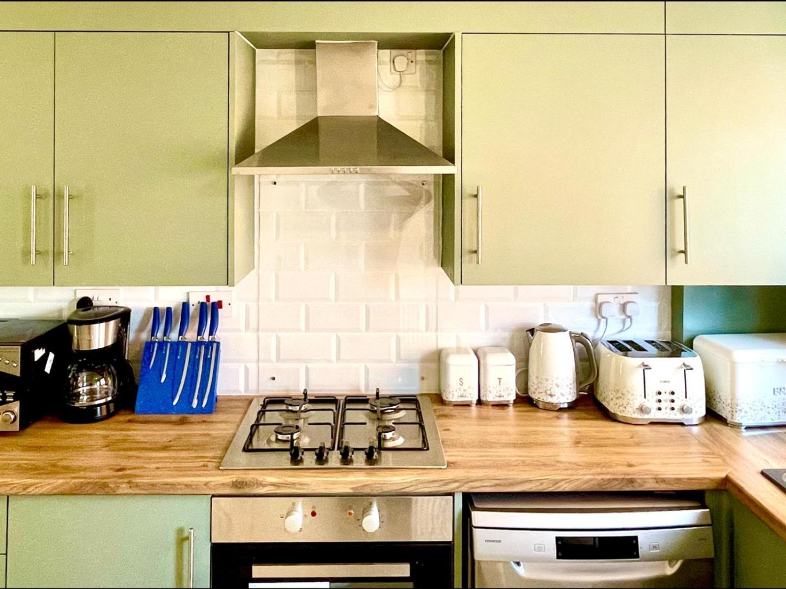 Modern 3 Bedroom Flat Near & Hulme Park Apartment *