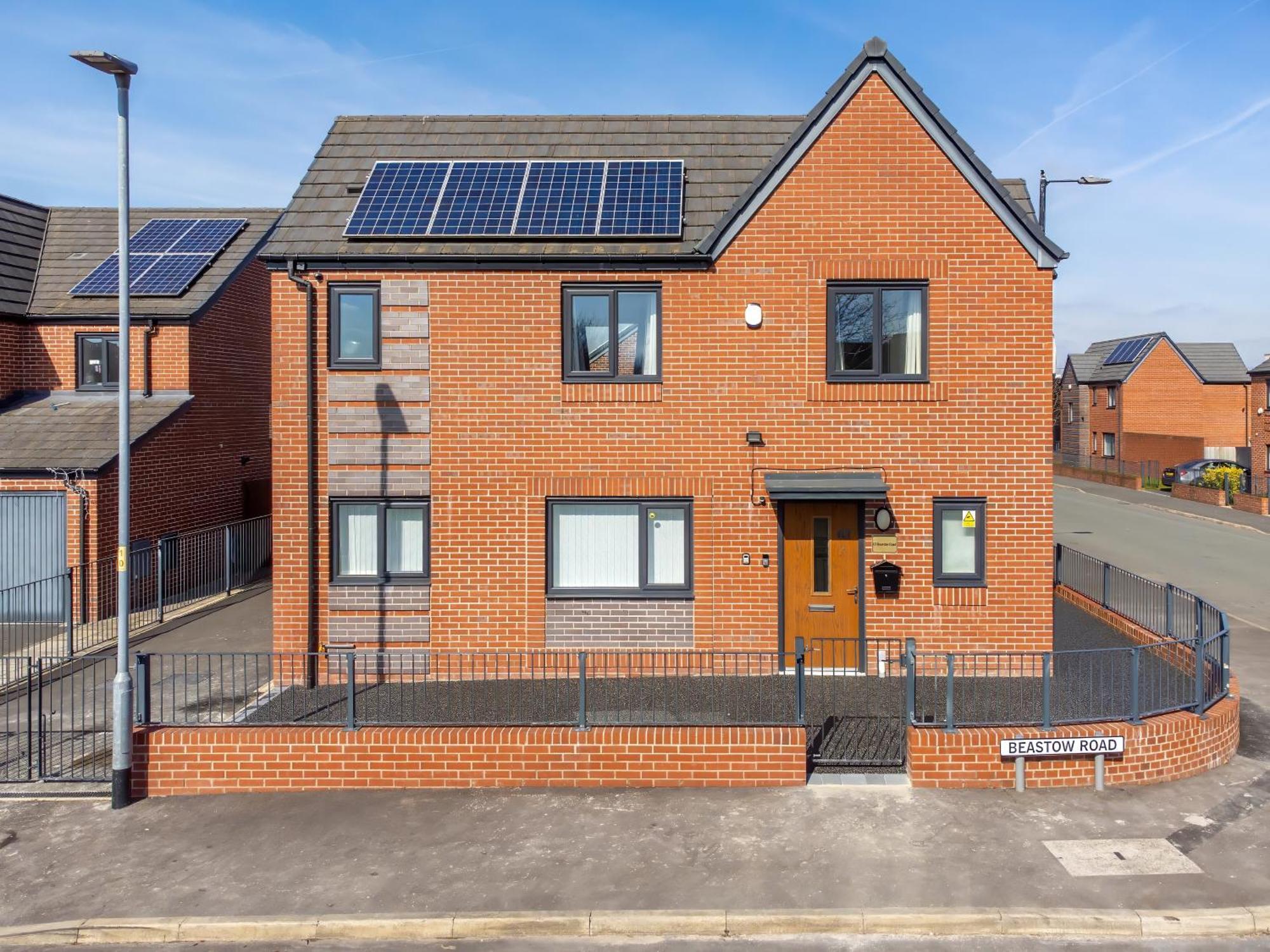 Large Family House With Free Parking - 3 Bedrooms 6 Beds Holiday home *