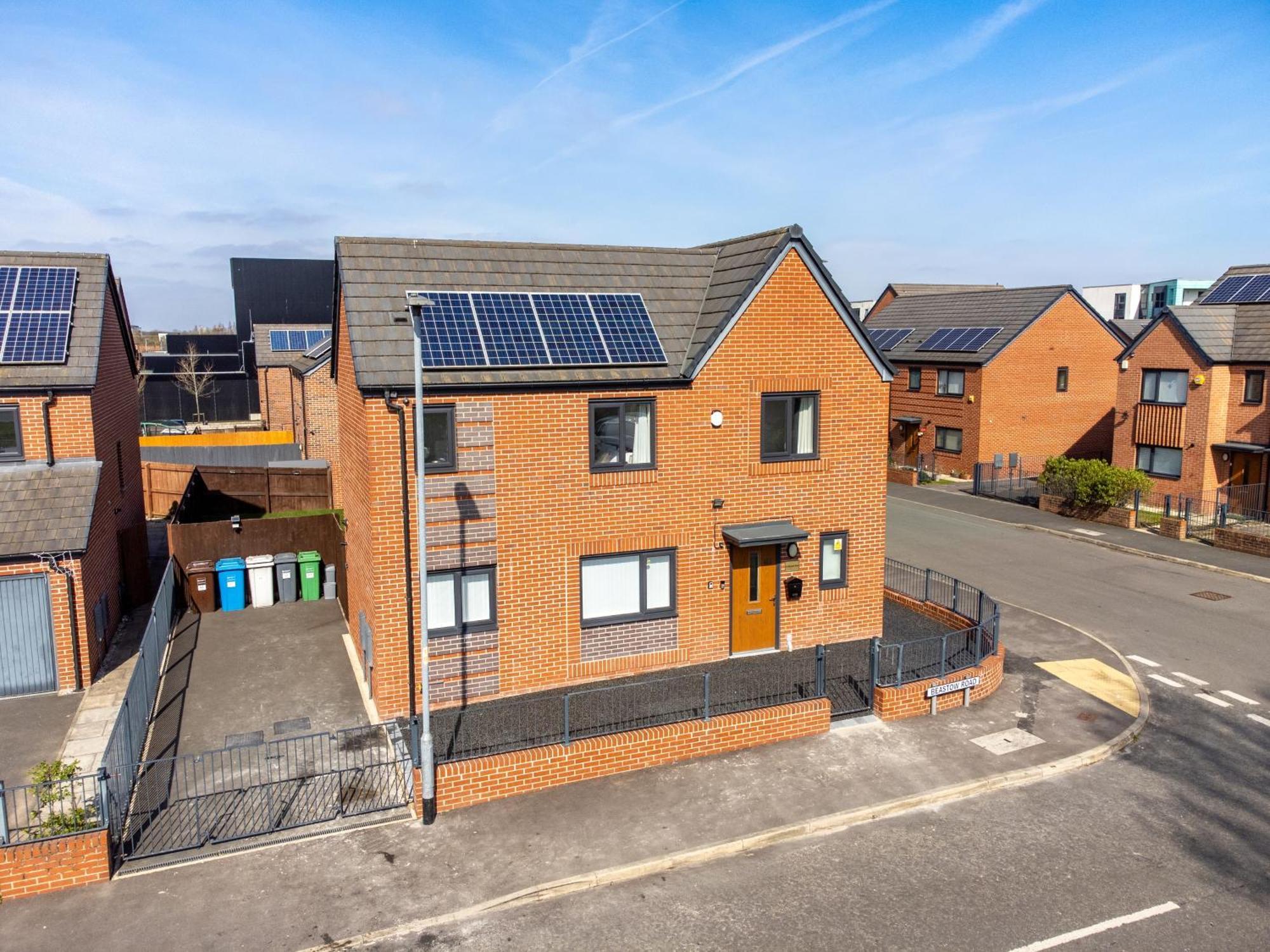 Large Family House With Free Parking - 3 Bedrooms 6 Beds *