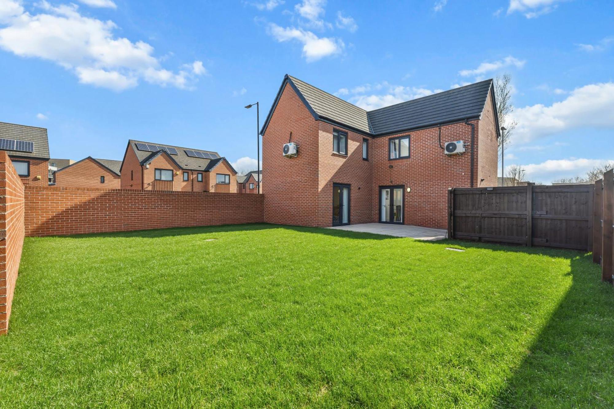 Large Family House With Free Parking - 3 Bedrooms 6 Beds