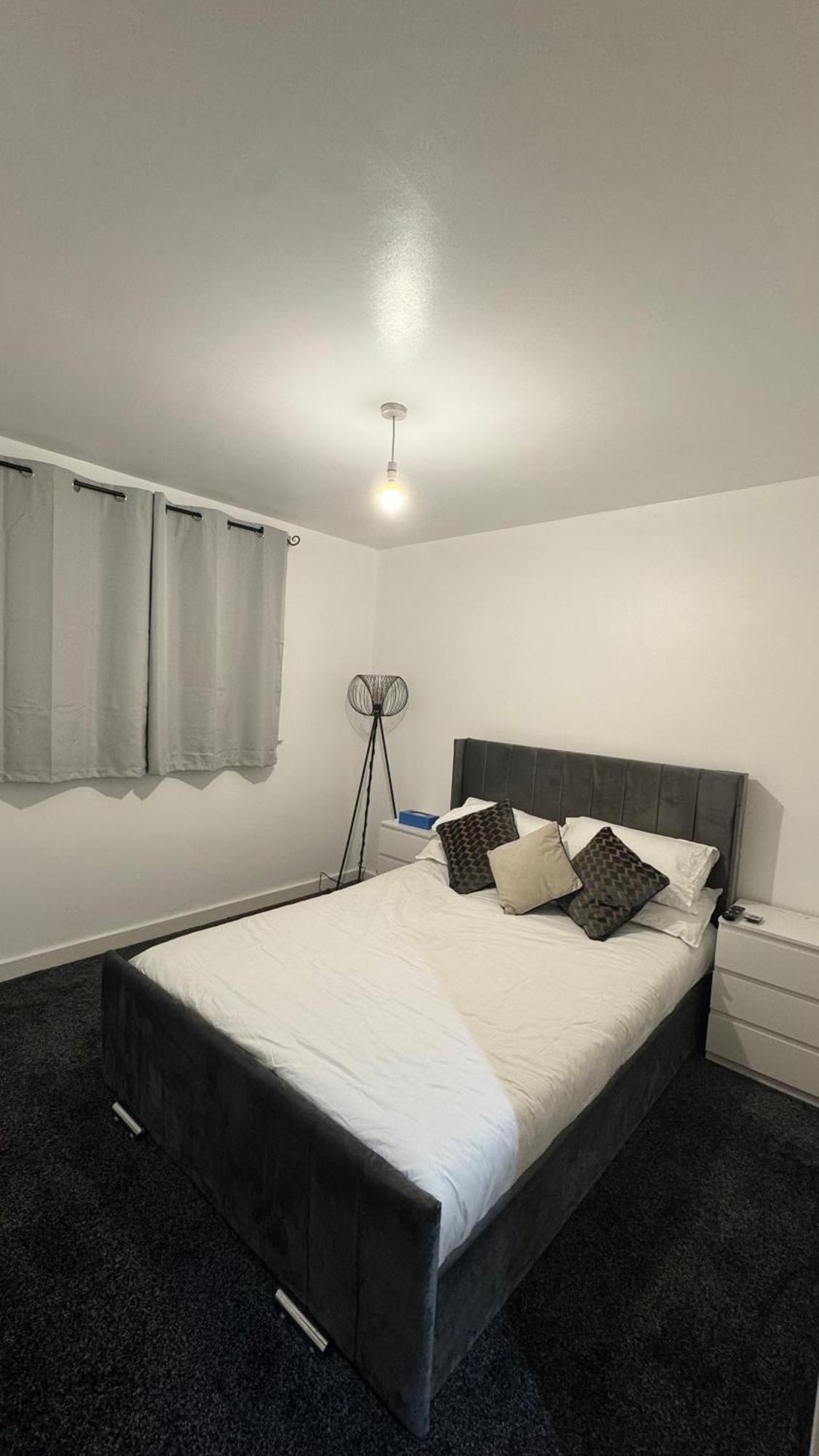 Luxury 1 Bedroom Apartment, Center With Balcony