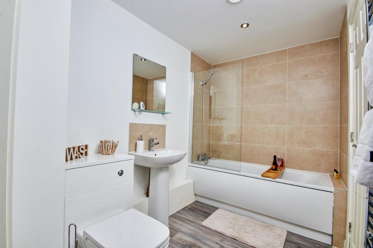 Spacious Apartment, Free Parking, Near Centre By Hass Haus Apartment *