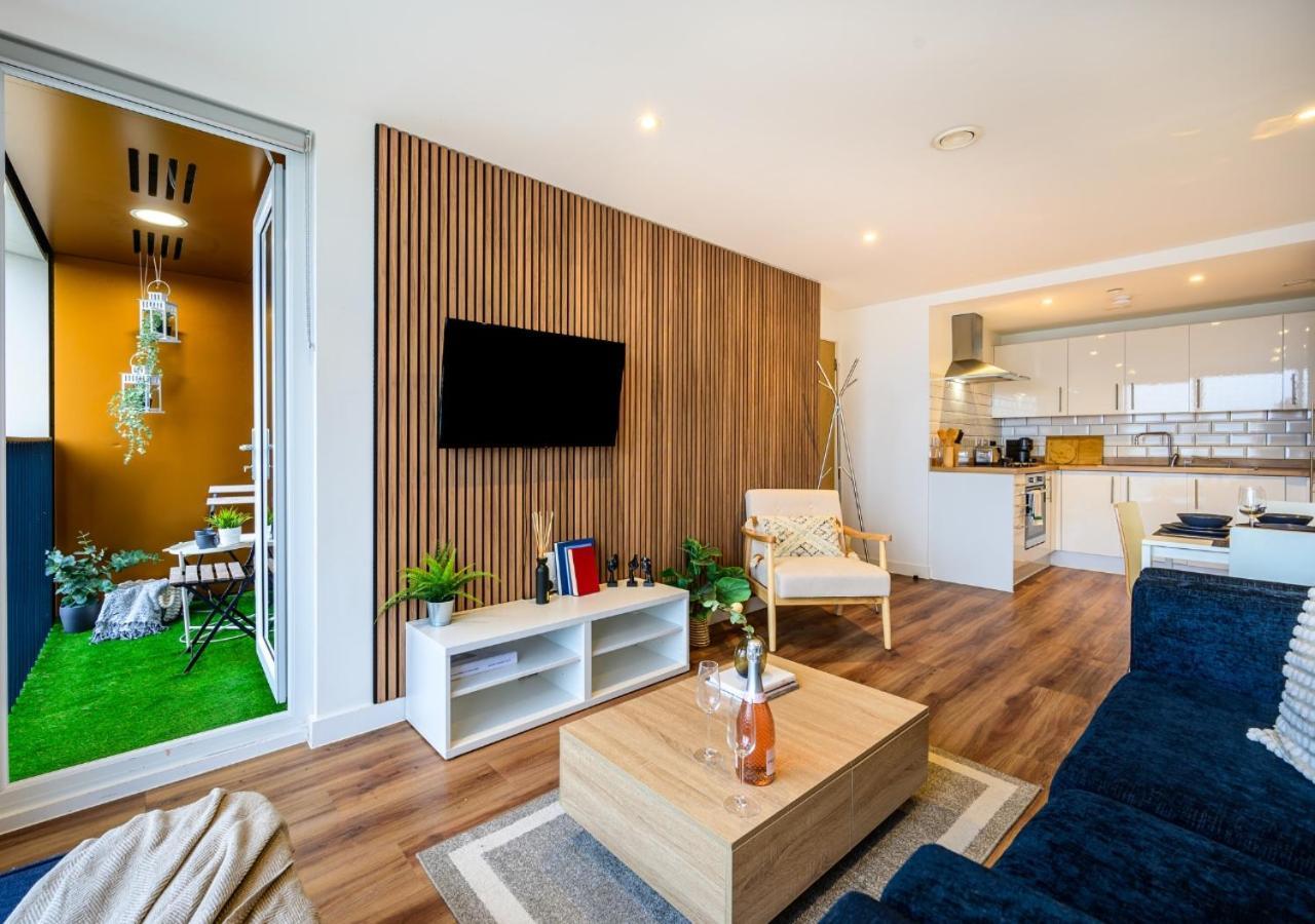 2-bedroom At Vibrant Salford Quays Apartment