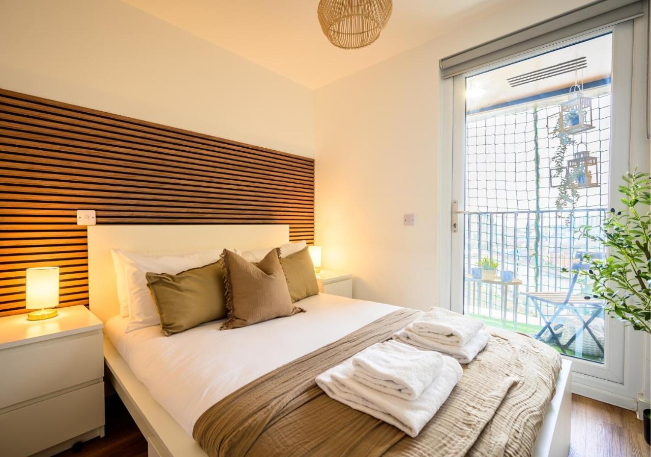 2-bedroom At Vibrant Salford Quays Apartment *