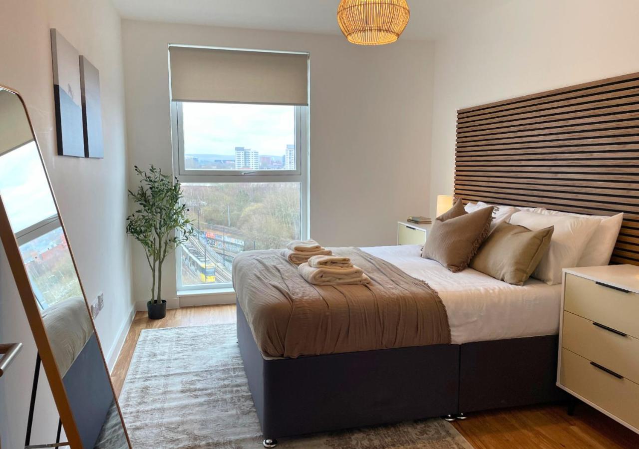3 Bedroom By Paul & Malin Short Lets & Serviced With Free Parking & Gym Access Manchester