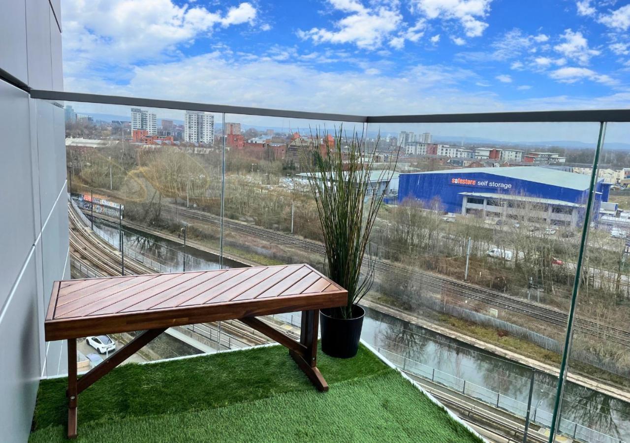 Apartment 3 Bedroom By Paul & Malin Short Lets & Serviced With Free Parking & Gym Access
