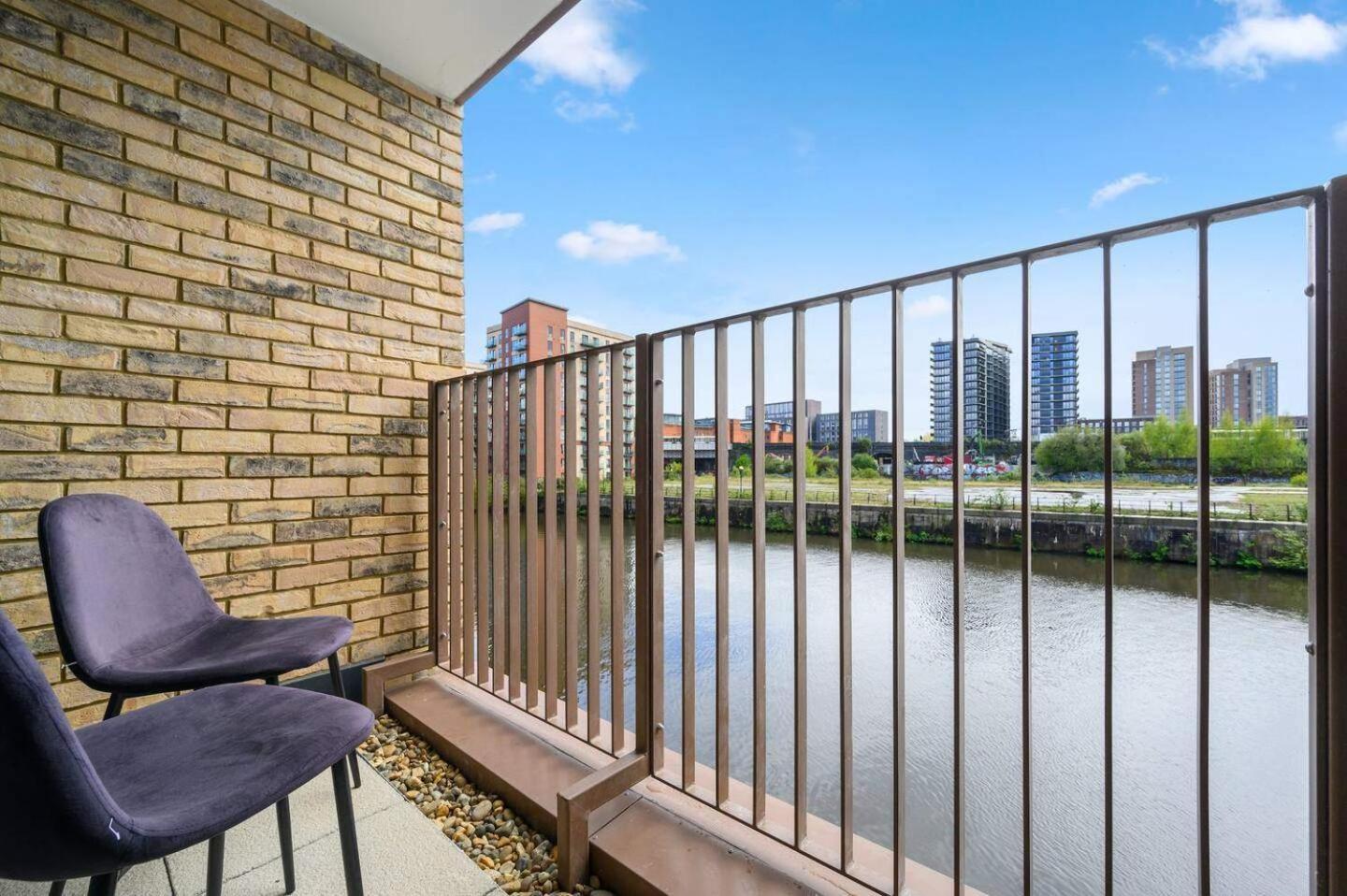 - - Sleeps 5 - Parking Apartment Manchester