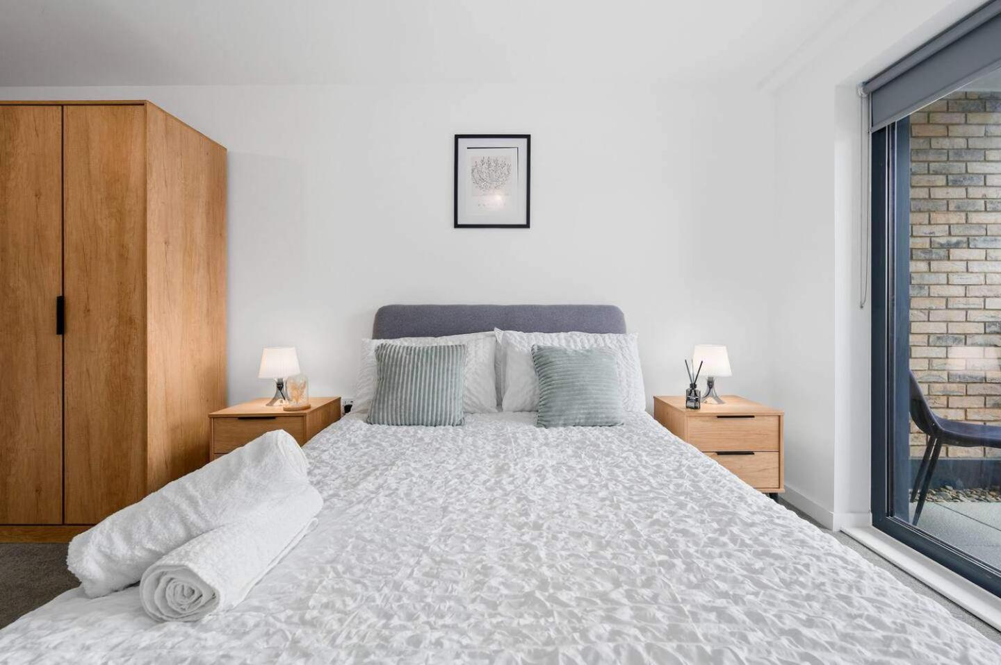 - - Sleeps 5 - Parking * Manchester