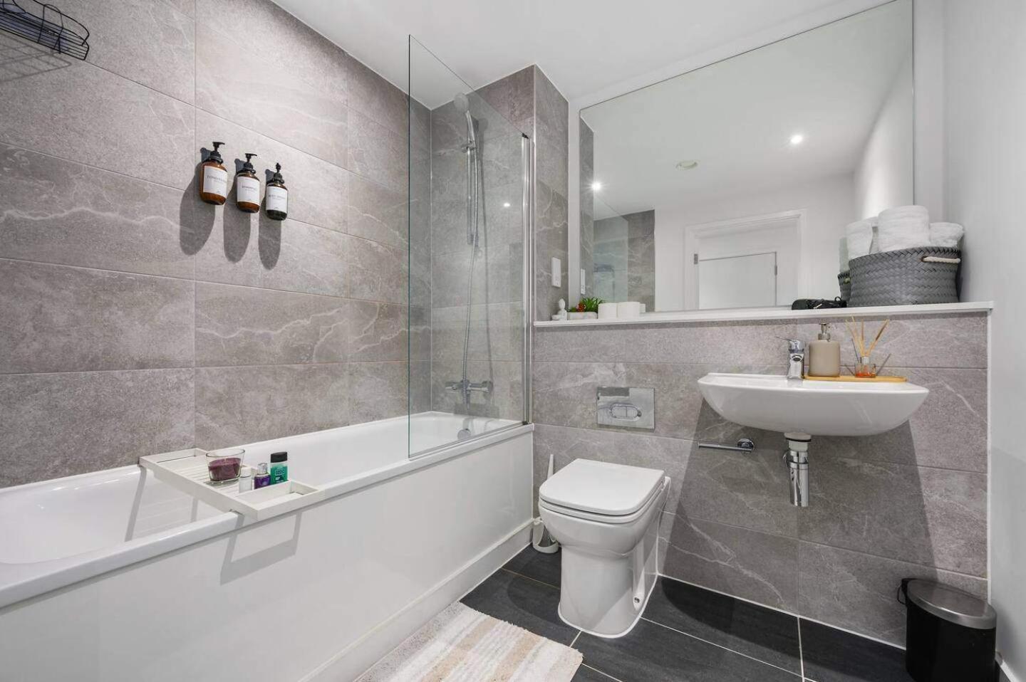 - - Sleeps 5 - Parking Apartment *