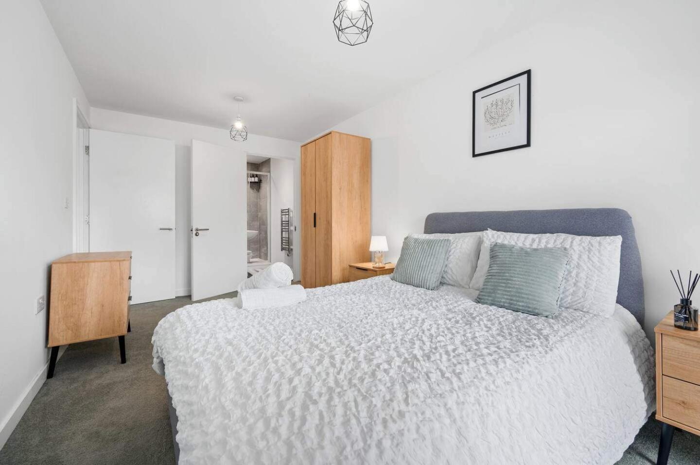 Apartment - - Sleeps 5 - Parking Manchester