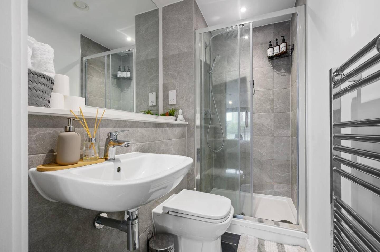 - - Sleeps 5 - Parking Manchester