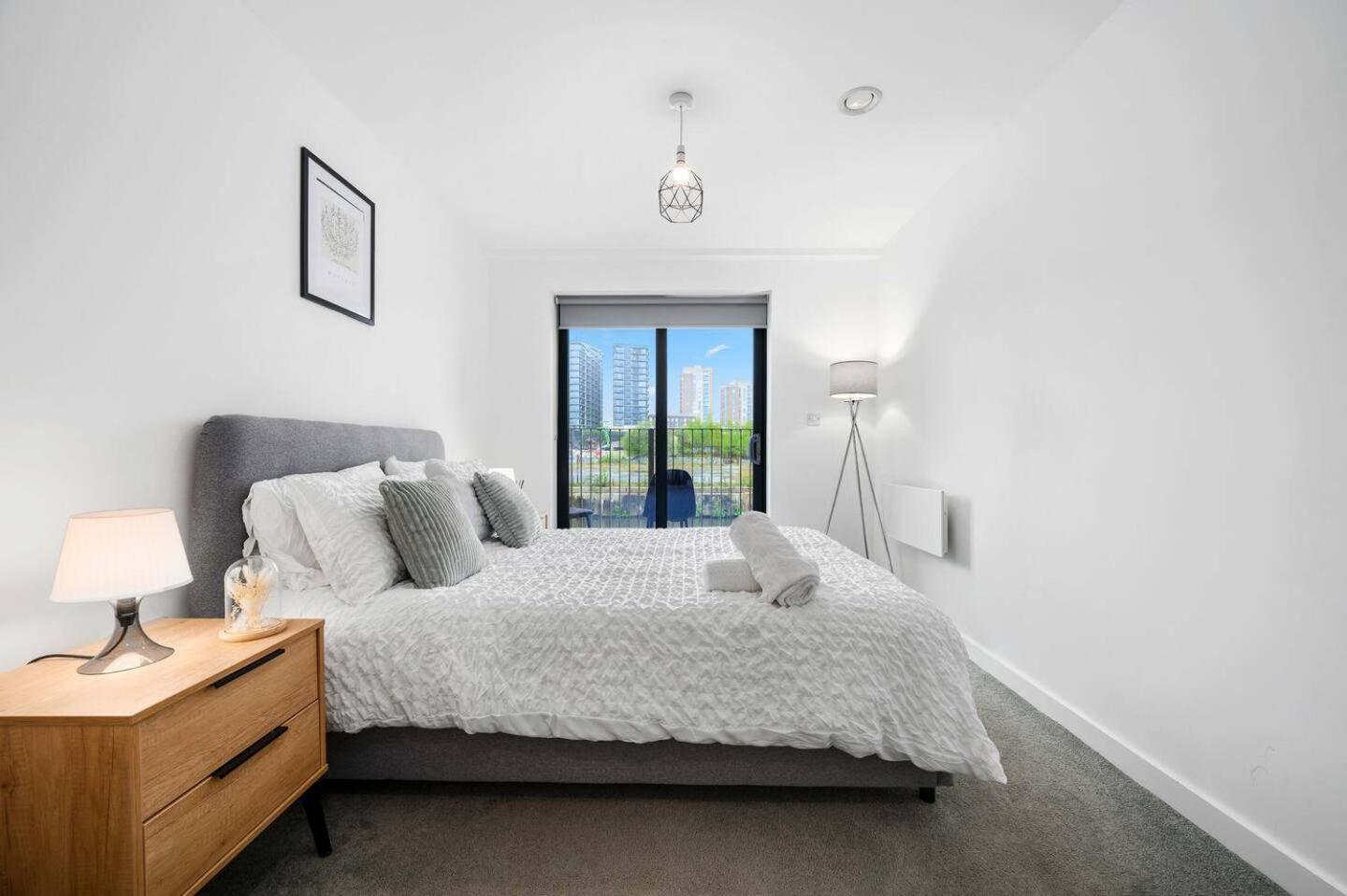 - - Sleeps 5 - Parking Apartment Manchester