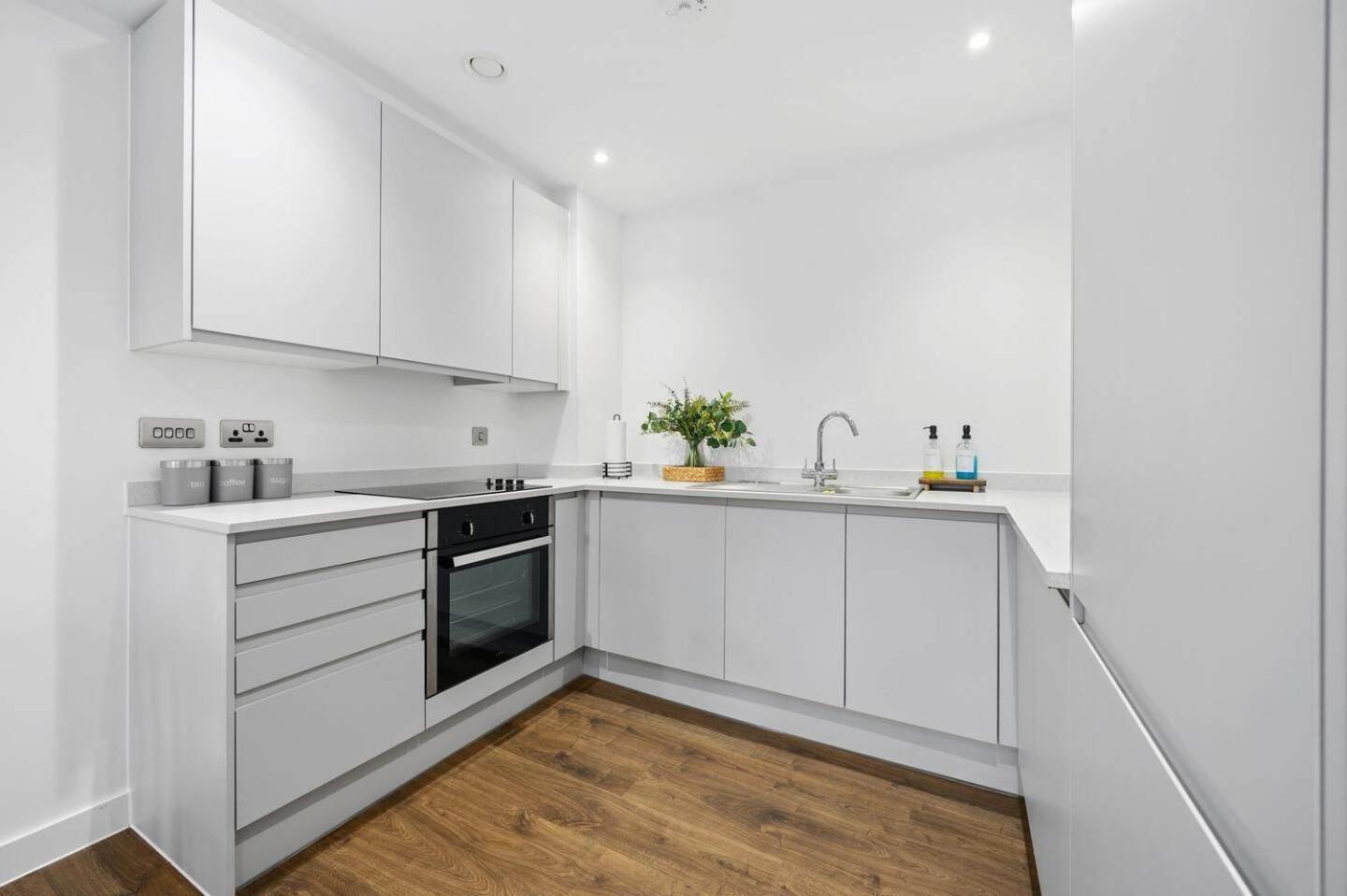 - - Sleeps 5 - Parking * Manchester