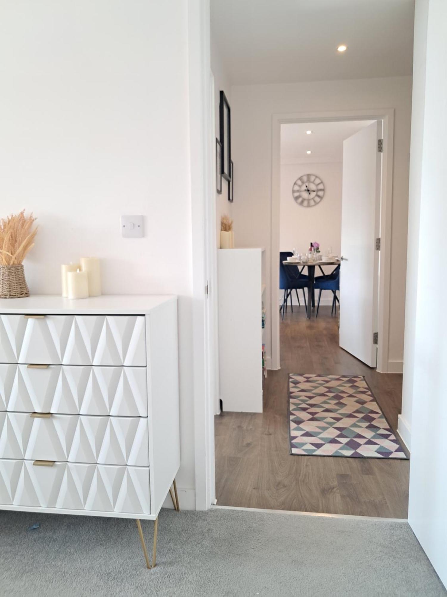 Private Balcony, Waterfront Apt, Theatres 15min Walk 1mile Media City, Old Trafford, Centre Apartment *