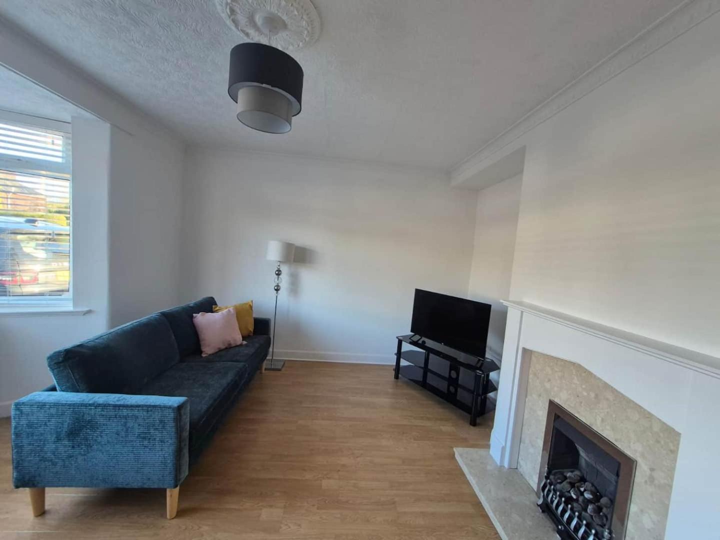 Holiday home 3-bedroom House W Free Parking, Near Man Airport!
