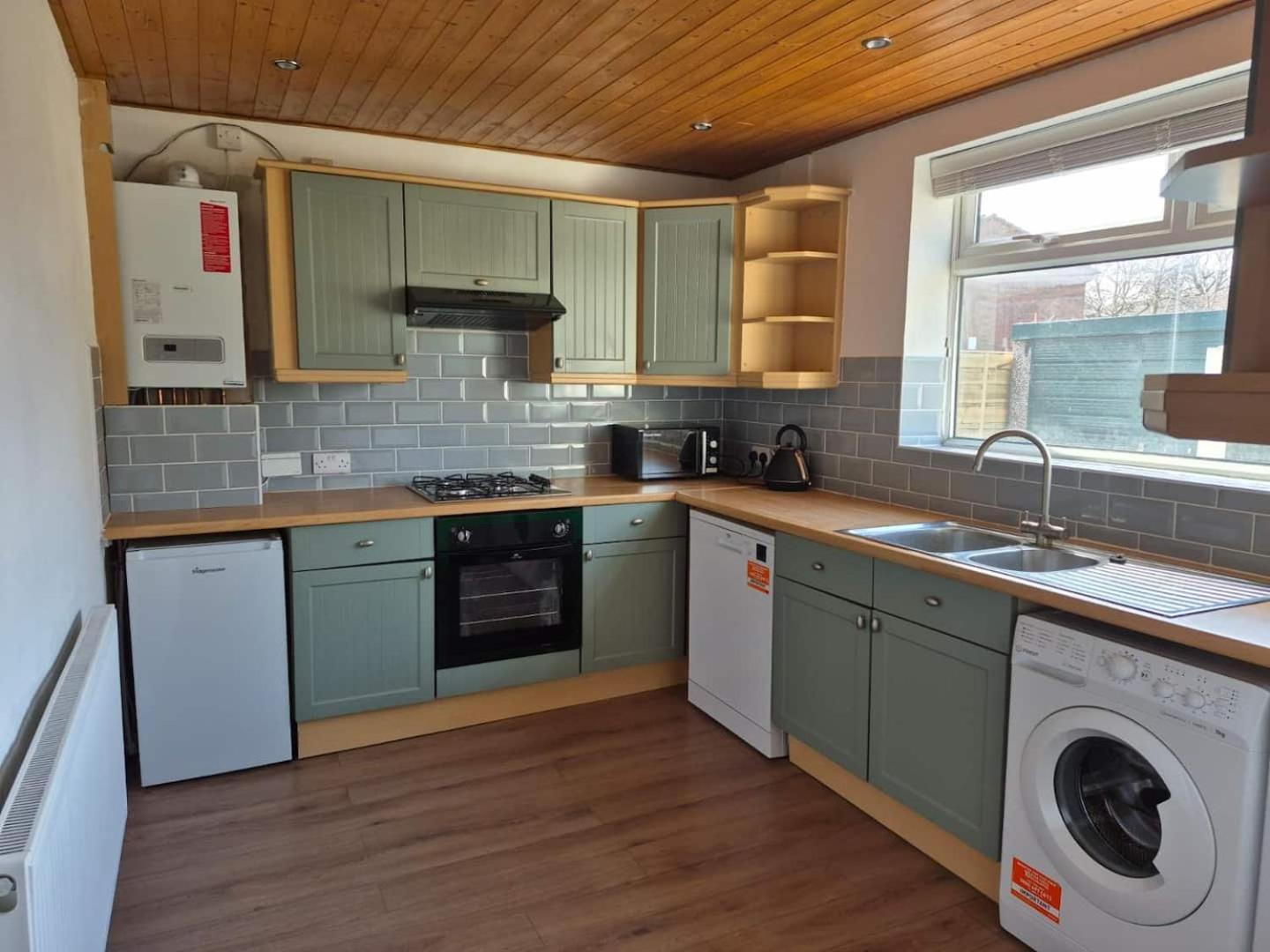Holiday home 3-bedroom House W Free Parking, Near Man Airport! *