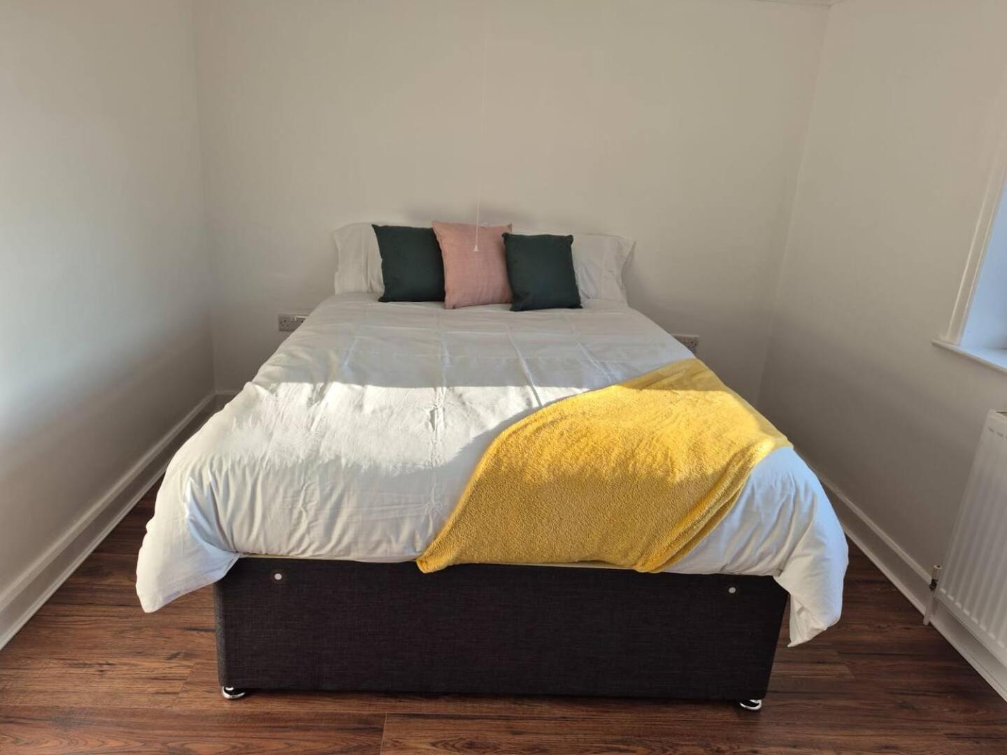 3-bedroom House W Free Parking, Near Man Airport! * Manchester