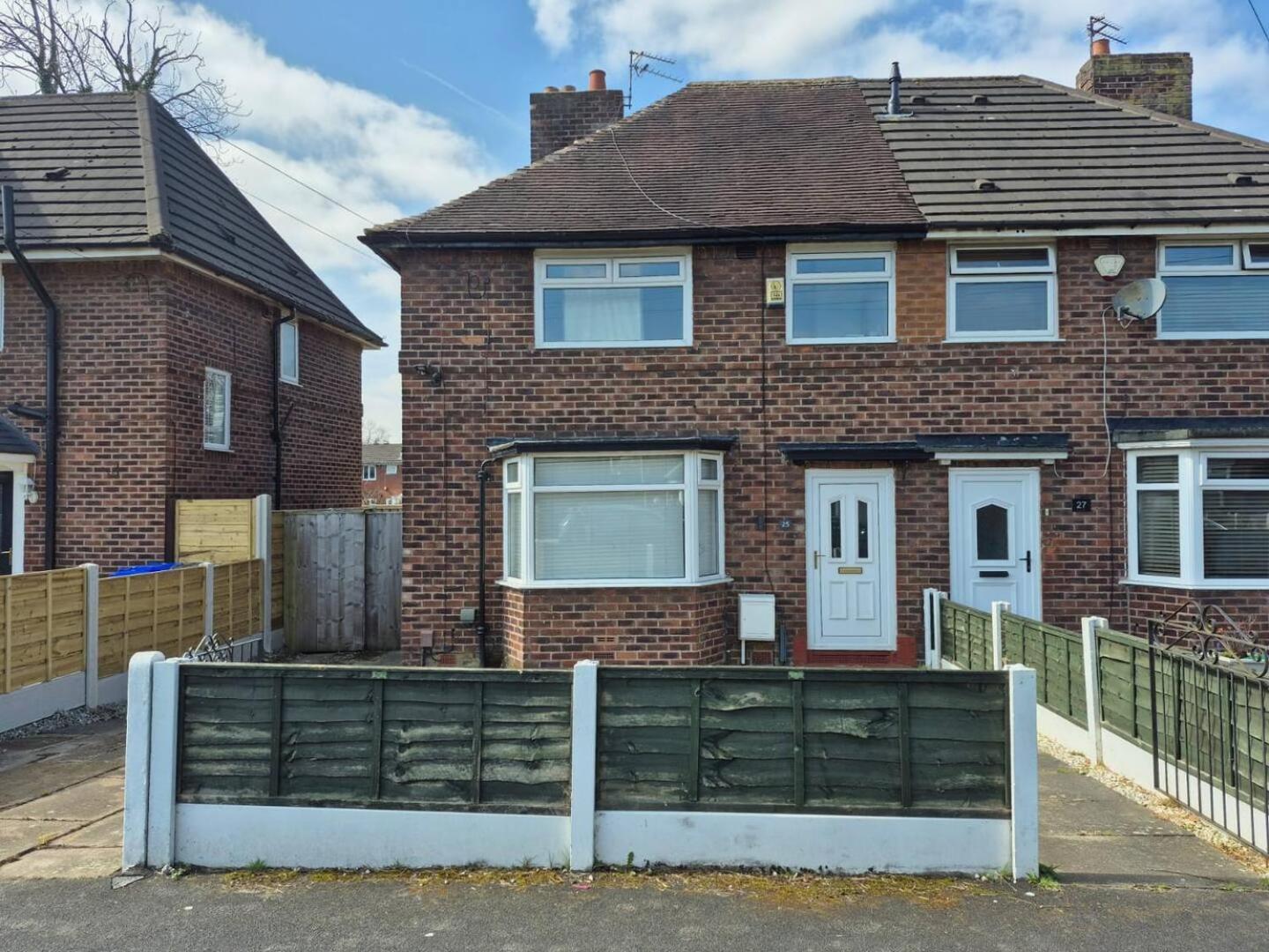 Holiday home 3-bedroom House W Free Parking, Near Man Airport! Manchester