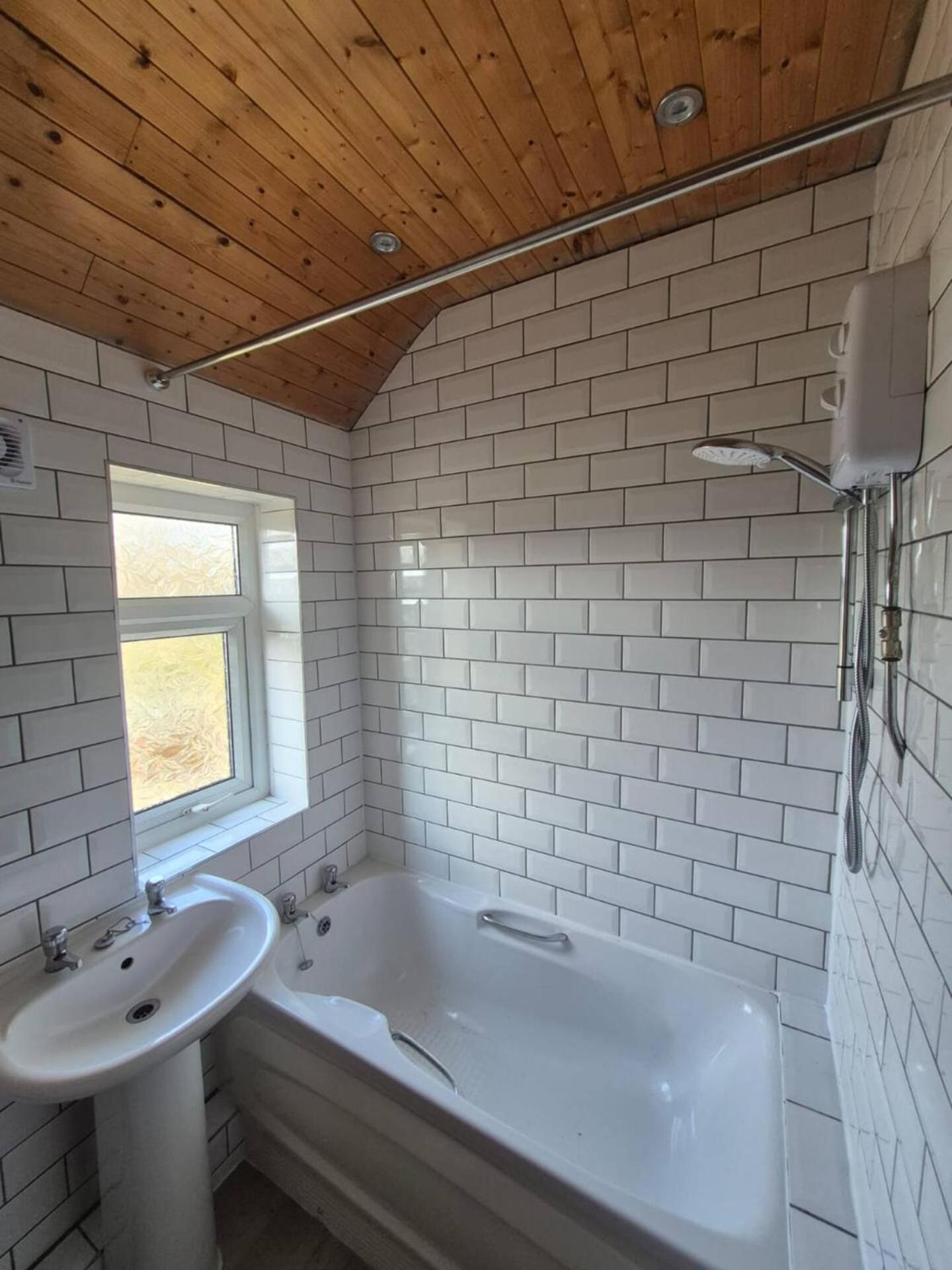 3-bedroom House W Free Parking, Near Man Airport!