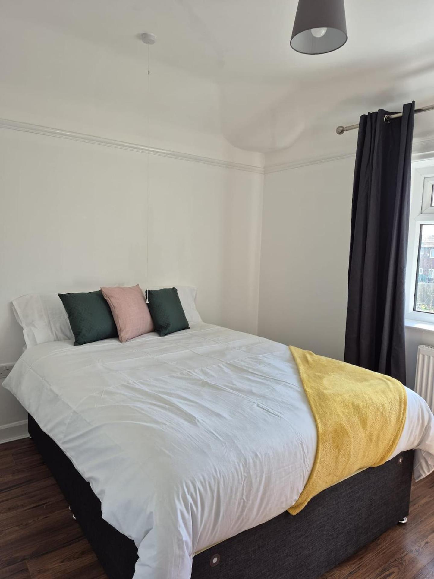 3-bedroom House W Free Parking, Near Man Airport! Holiday home