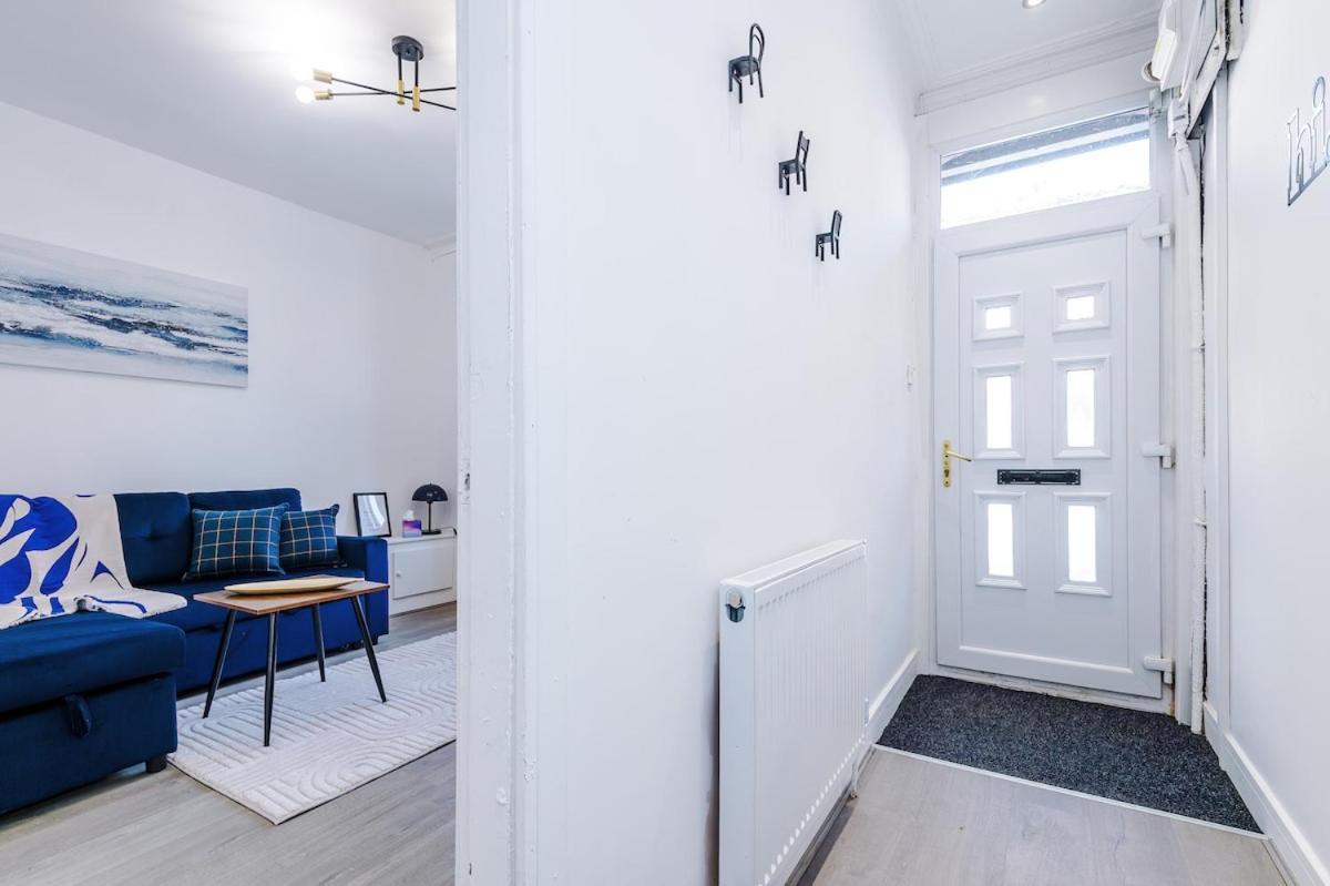 Game Room, Free Parking, Spacious 4 Bedroom In Salford Apartment