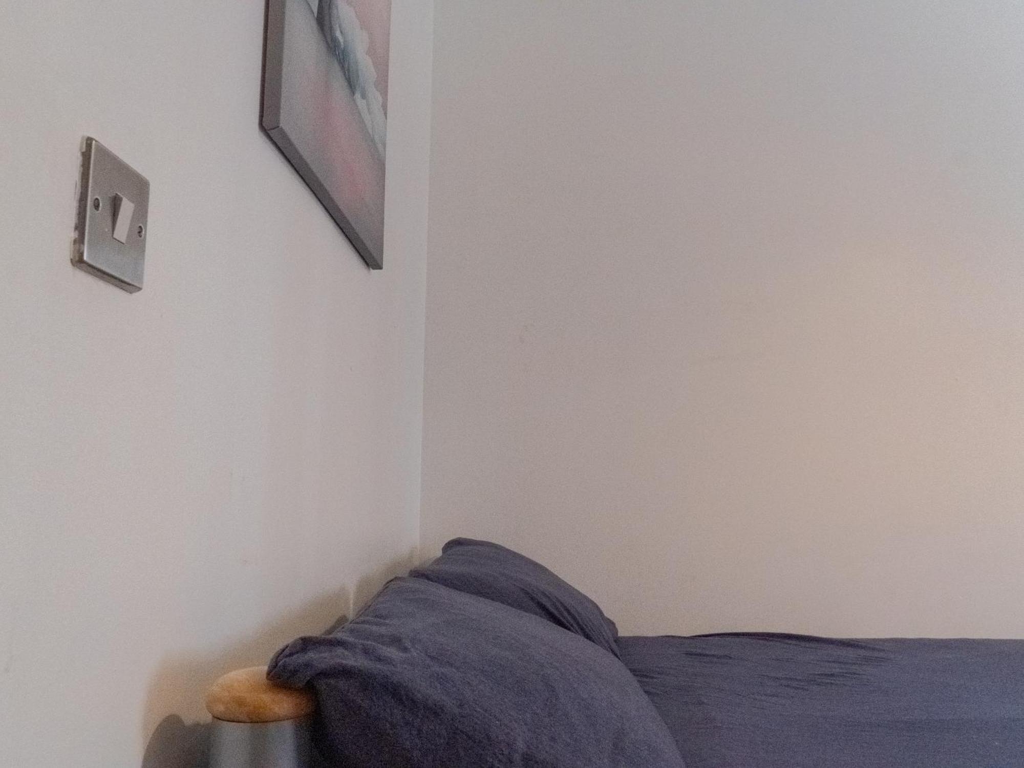 Spacious 2 Bed Flat, Free Parking, Close To Town Apartment *