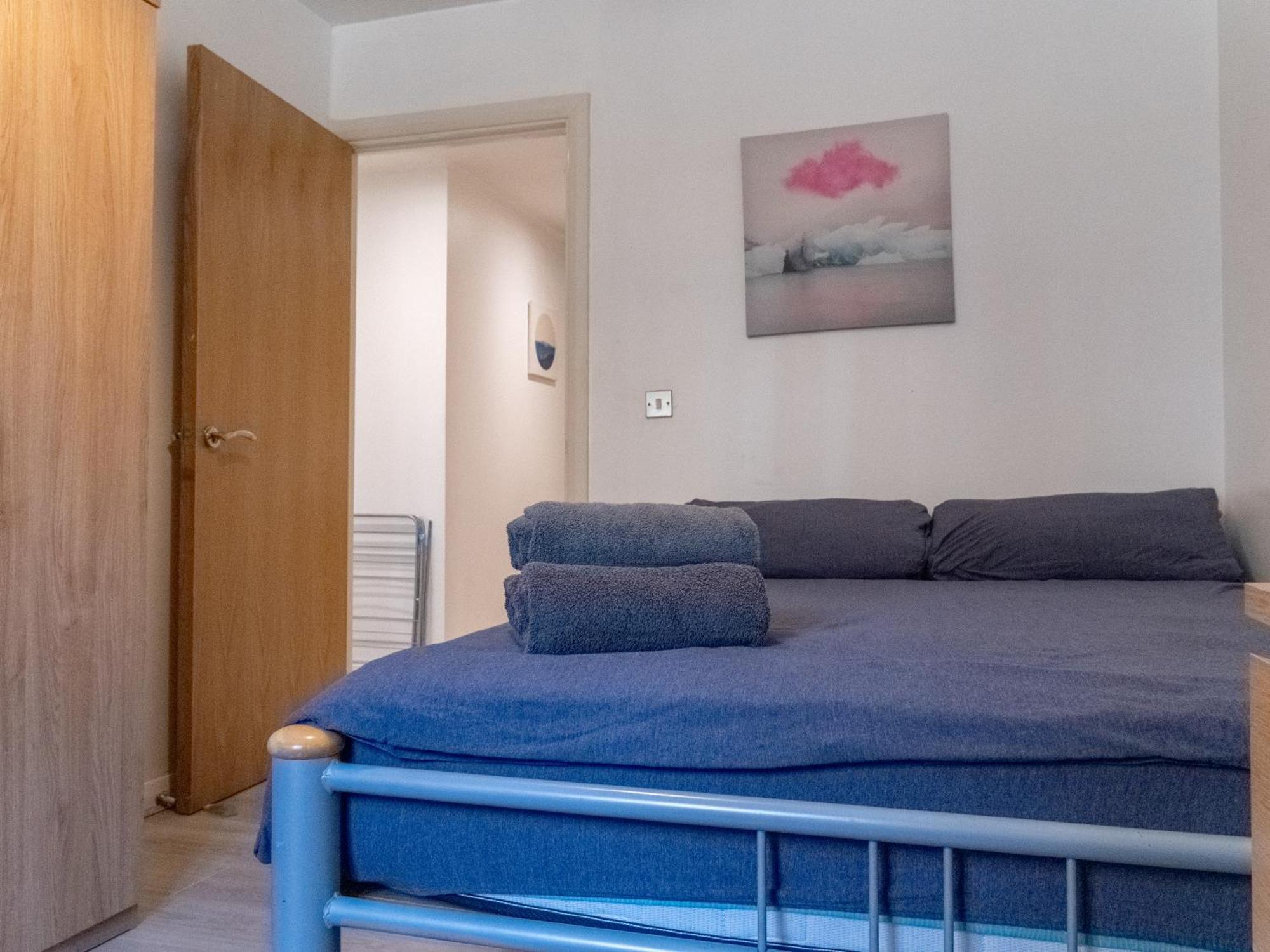 Spacious 2 Bed Flat, Free Parking, Close To Town * Manchester