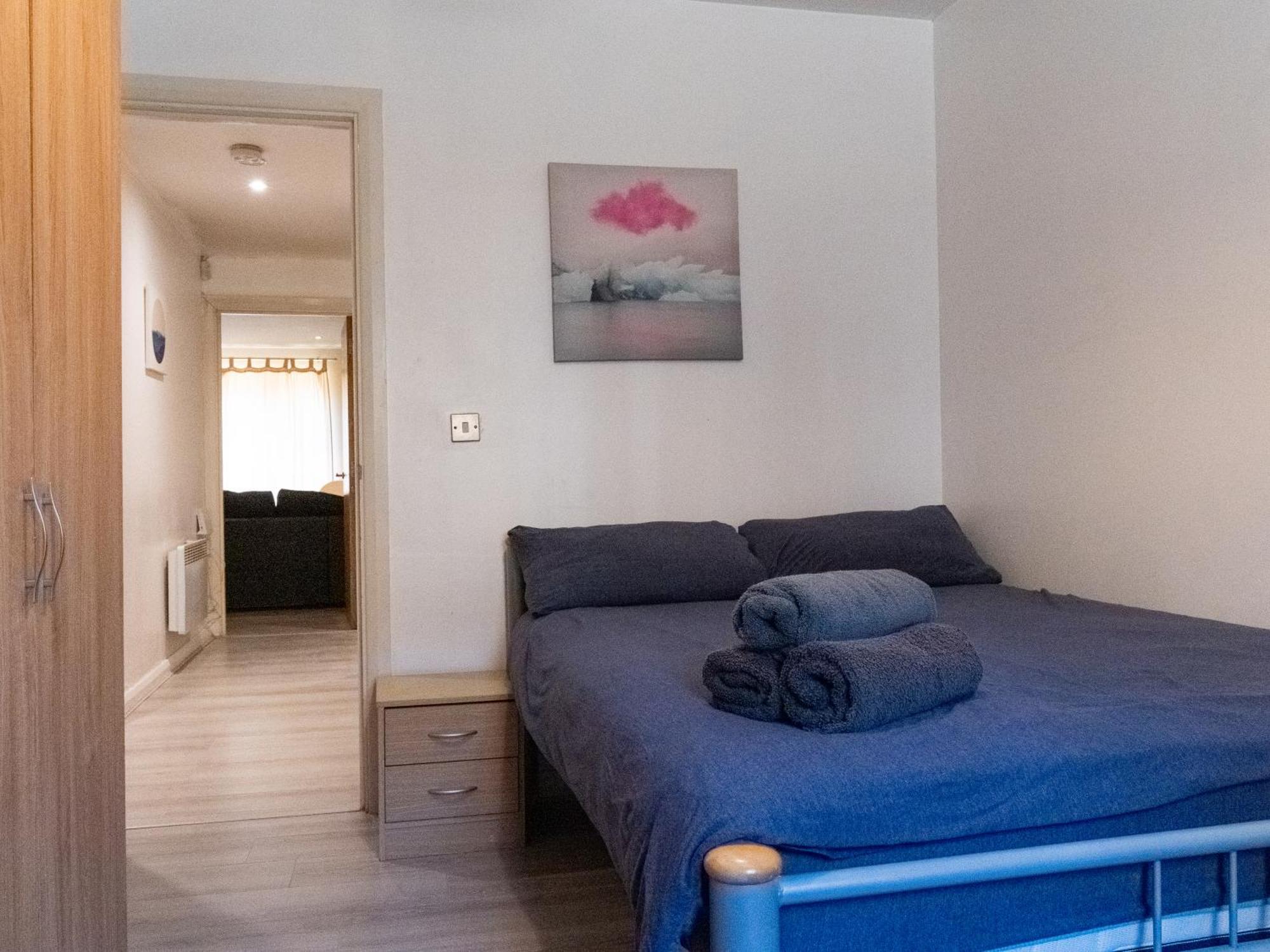 Spacious 2 Bed Flat, Free Parking, Close To Town