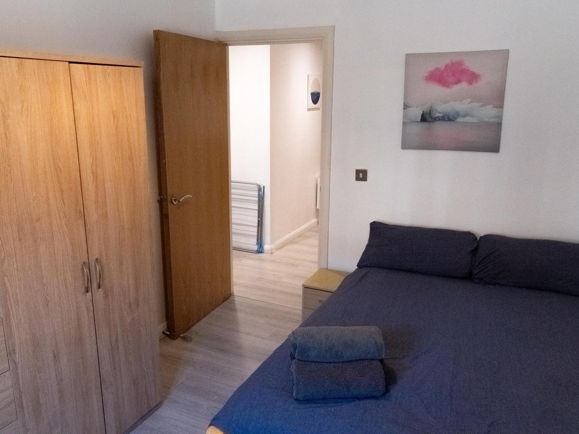 Apartment Spacious 2 Bed Flat, Free Parking, Close To Town *