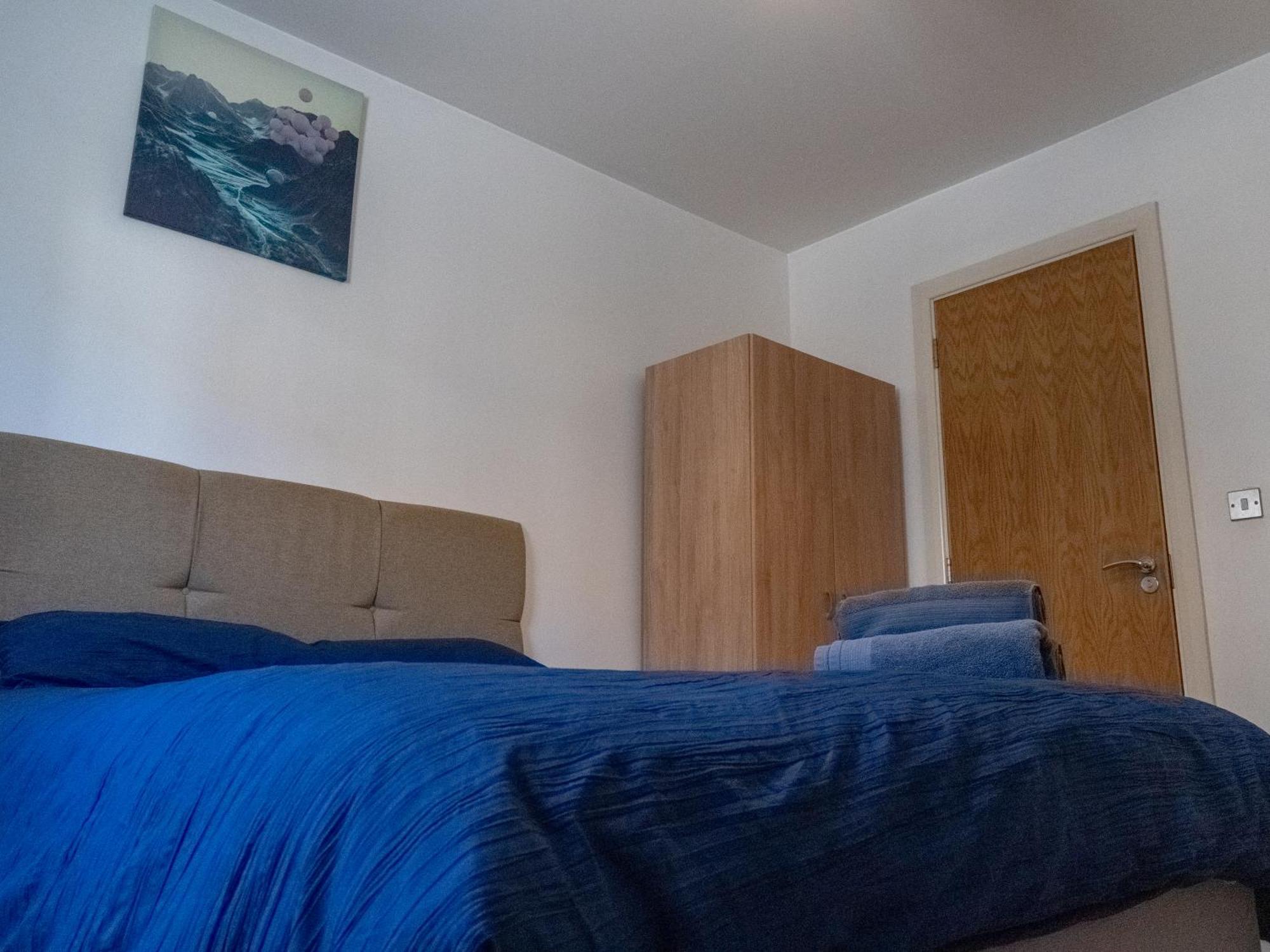 Spacious 2 Bed Flat, Free Parking, Close To Town *