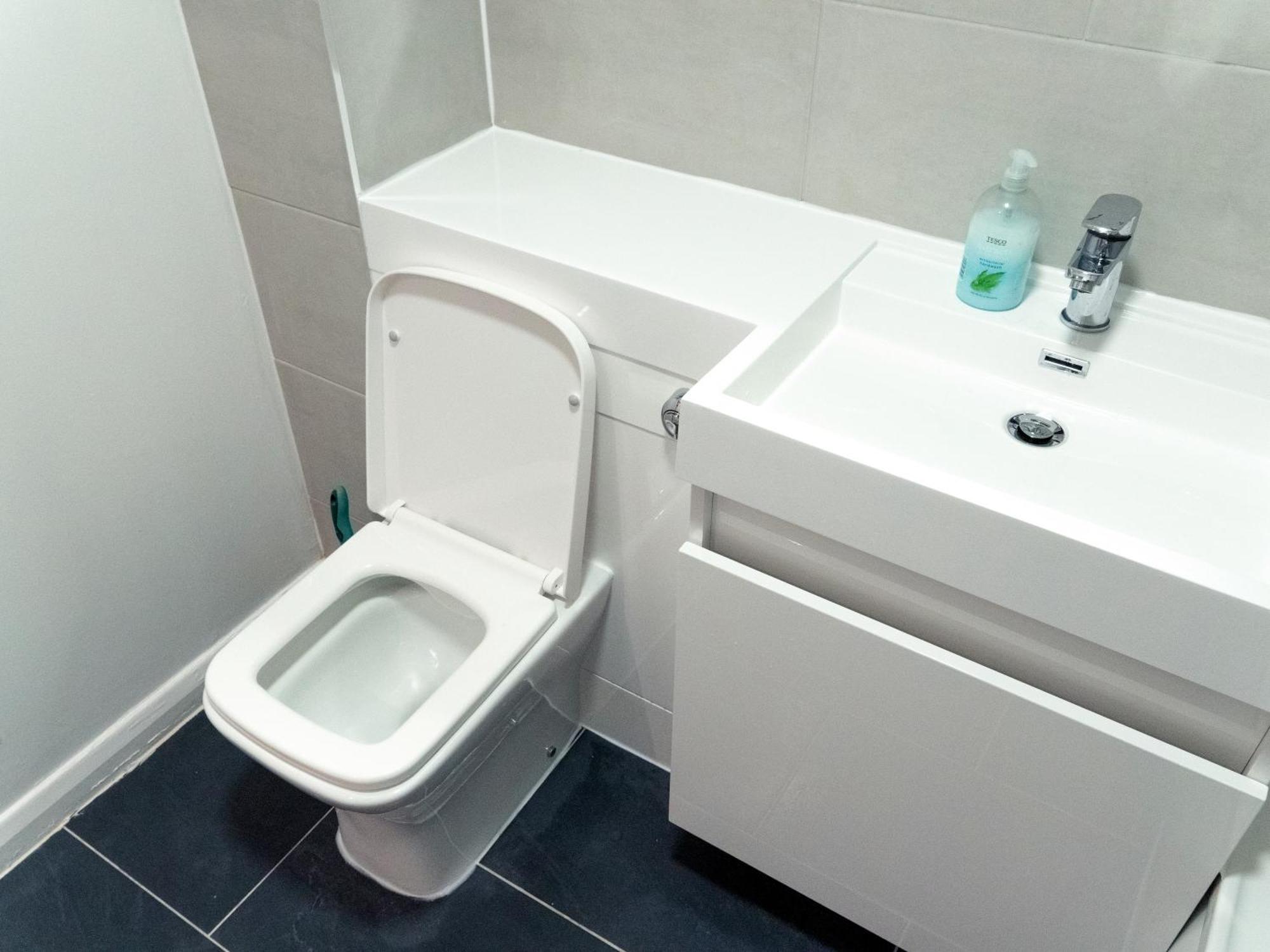 Spacious 2 Bed Flat, Free Parking, Close To Town * Manchester