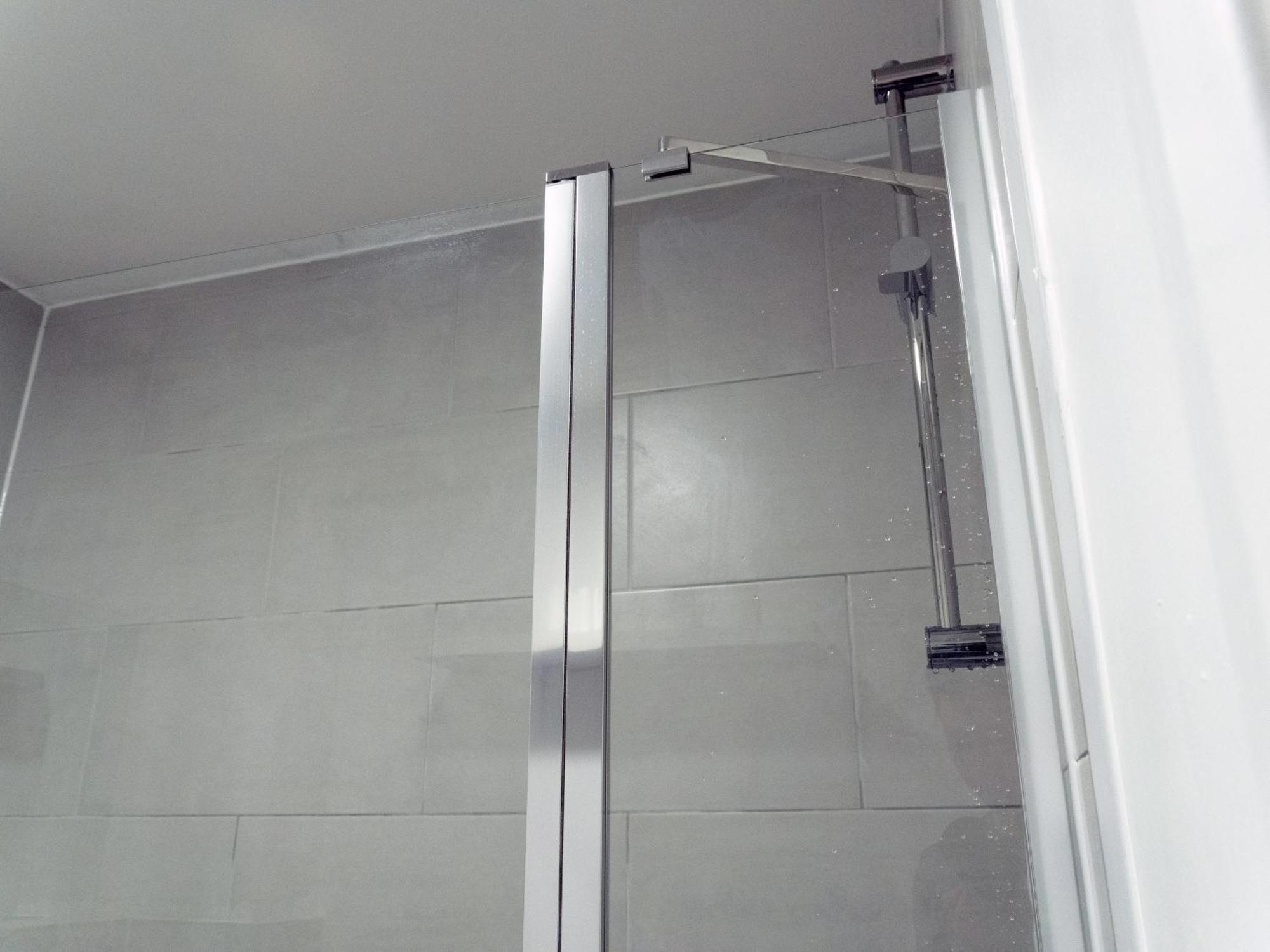 Spacious 2 Bed Flat, Free Parking, Close To Town *