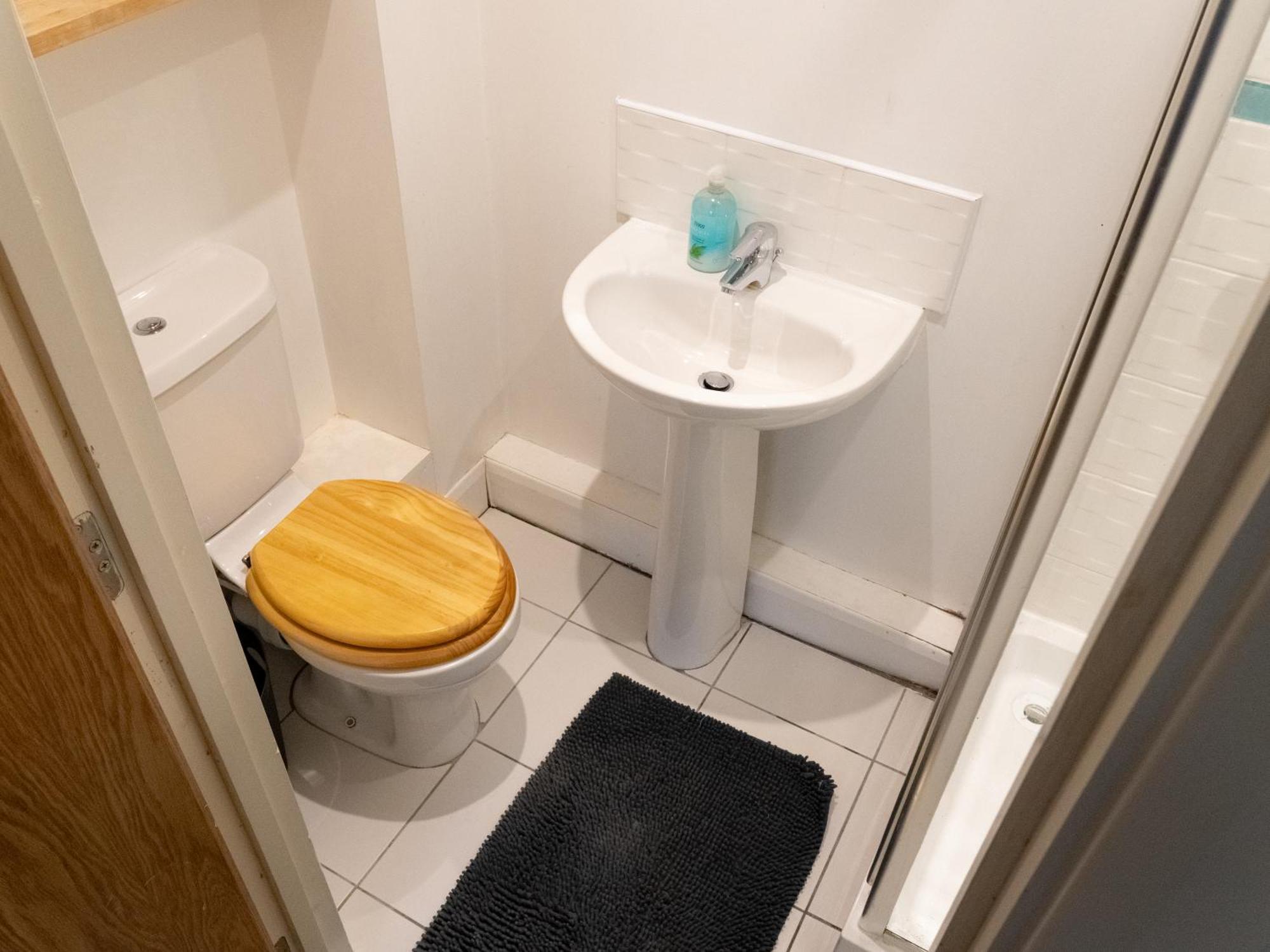Spacious 2 Bed Flat, Free Parking, Close To Town Manchester