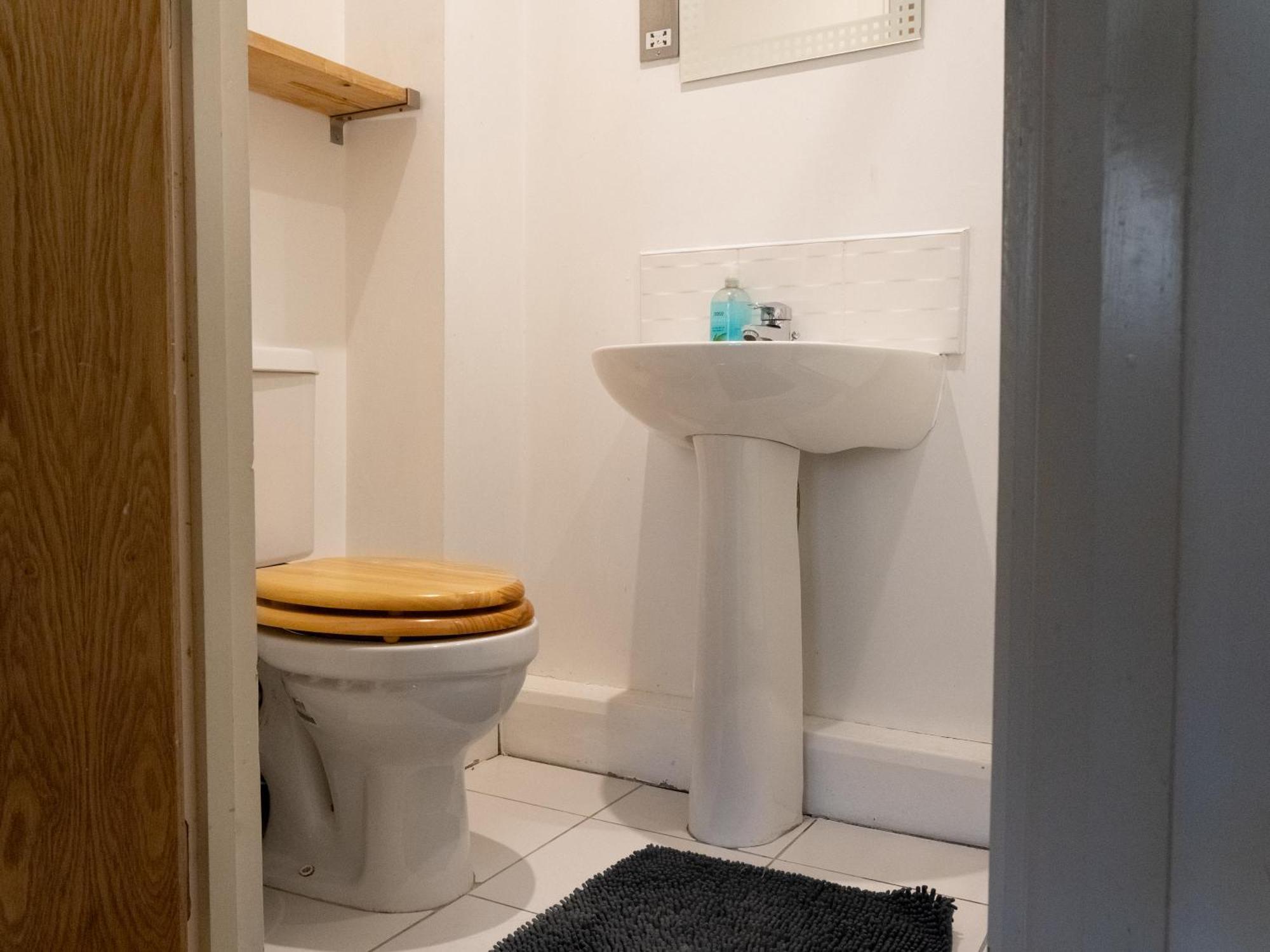 Spacious 2 Bed Flat, Free Parking, Close To Town * Manchester