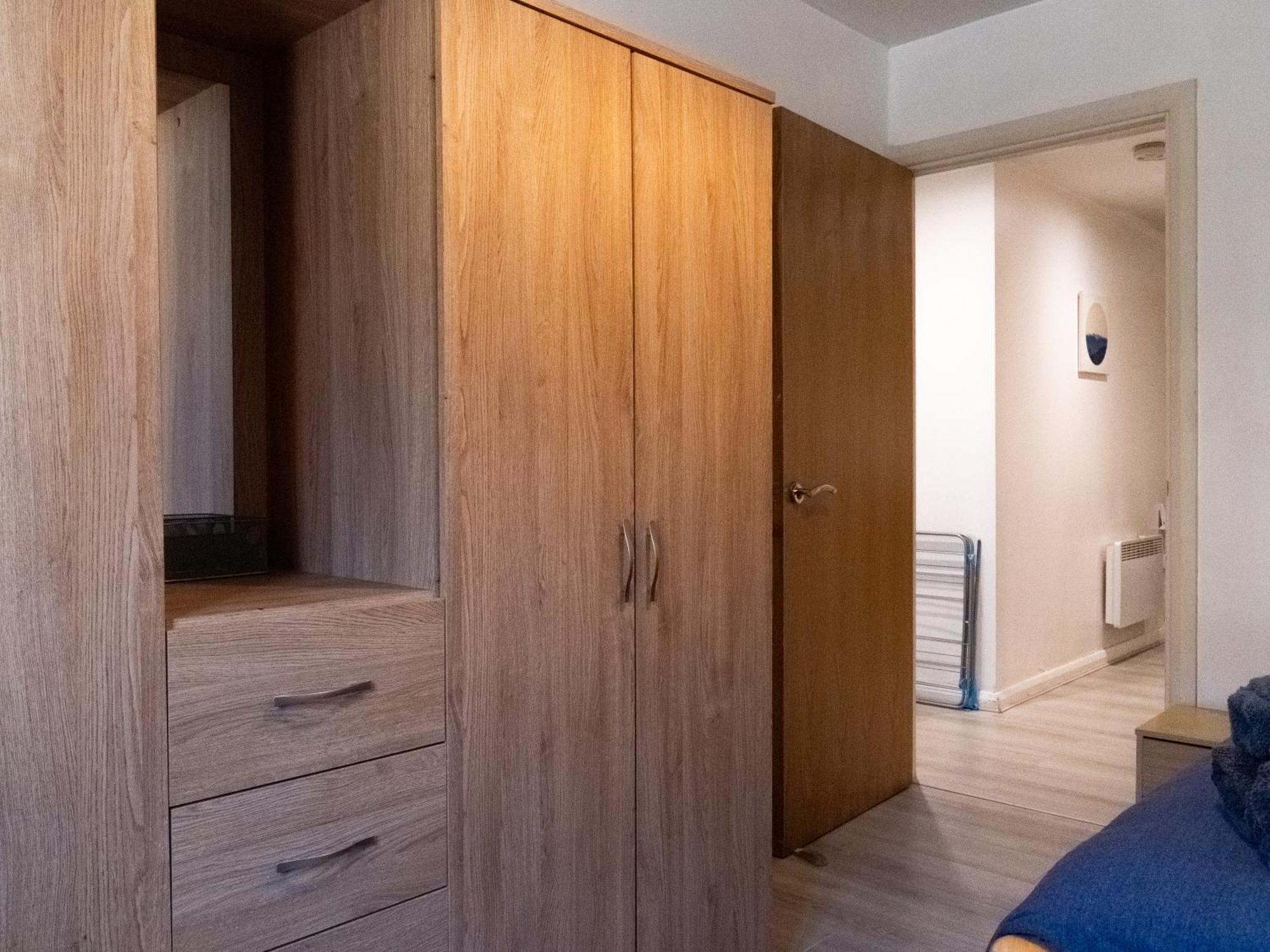 Spacious 2 Bed Flat, Free Parking, Close To Town Apartment