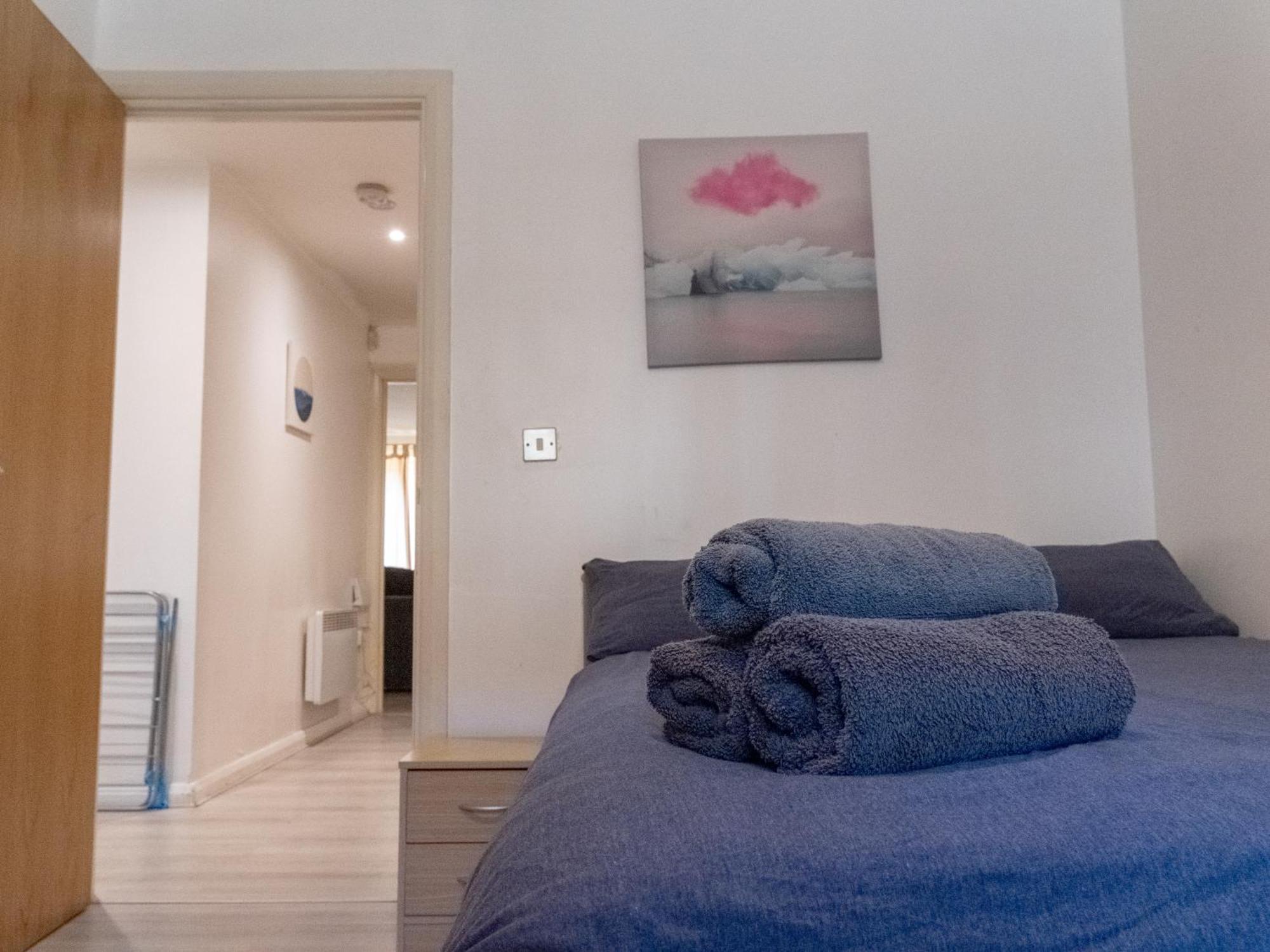 Spacious 2 Bed Flat, Free Parking, Close To Town * Manchester