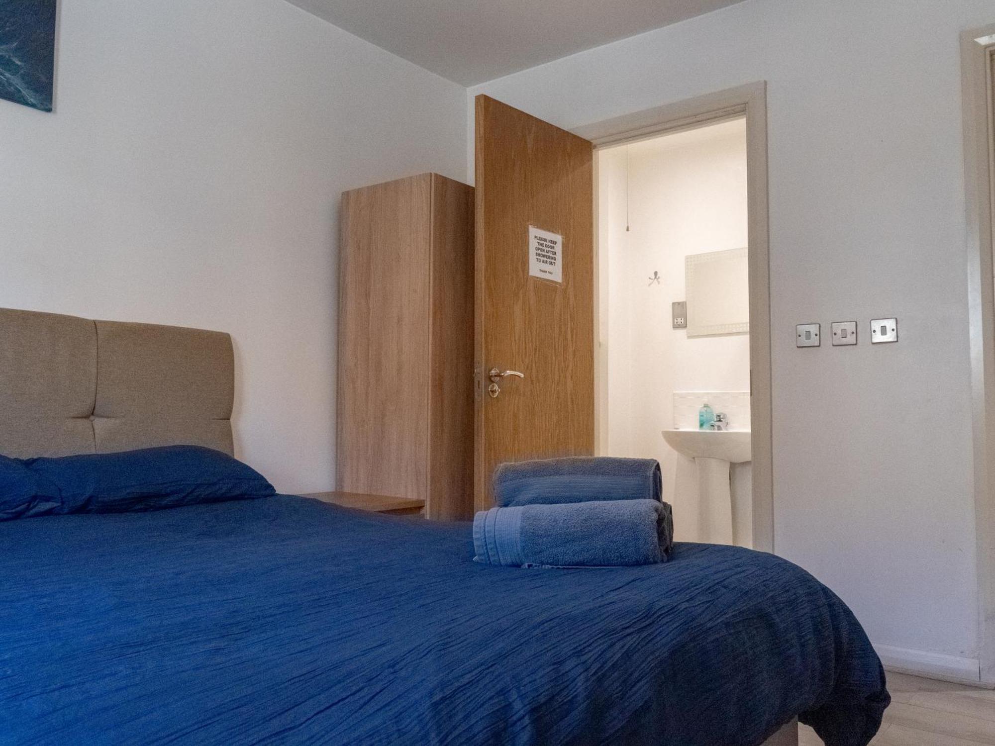 Spacious 2 Bed Flat, Free Parking, Close To Town *